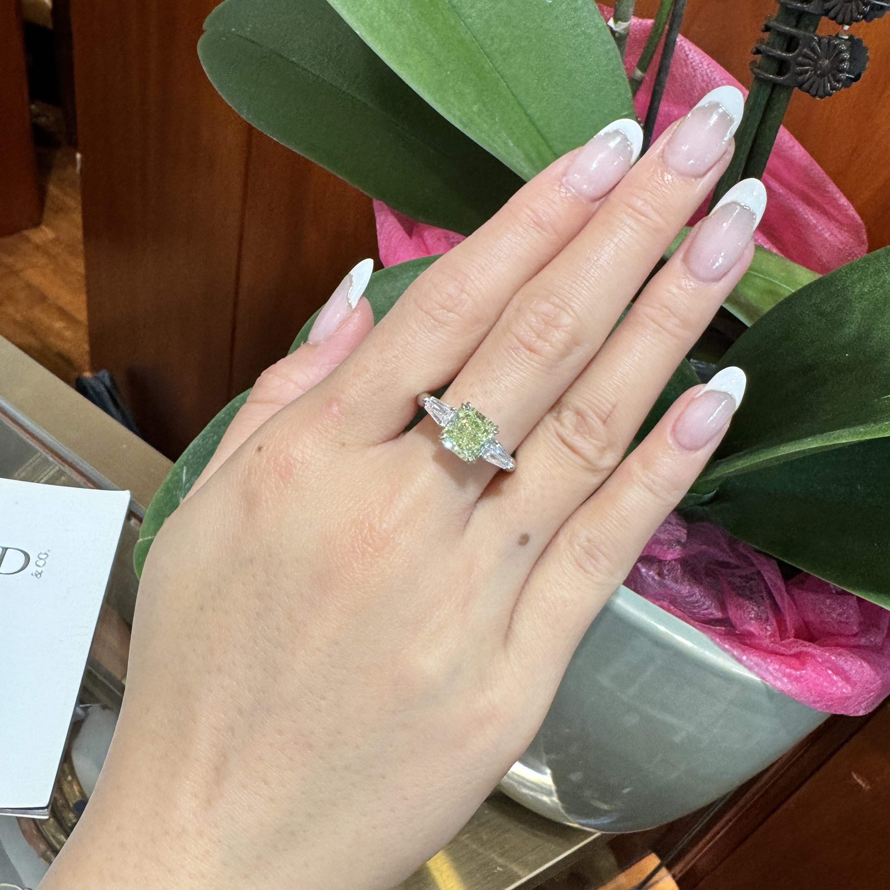 Anillo de 3 piedras con diamantes talla radiante verde-amarillo fantasía de 2,22 quilates certificado por el GIA en venta 2
