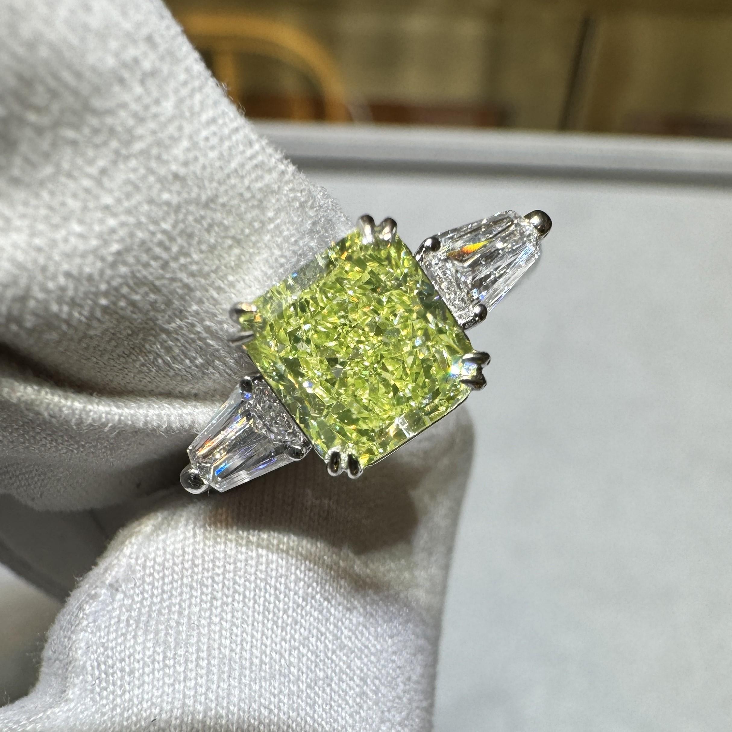 Anillo de 3 piedras con diamantes talla radiante verde-amarillo fantasía de 2,22 quilates certificado por el GIA en venta 3