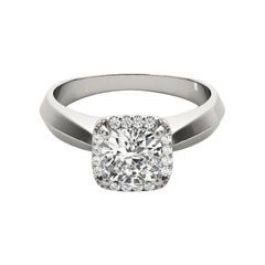 Anillo de diamantes en platino con halo de cojín y banda de filo de navaja de 2.22 quilates certificado por el GIA