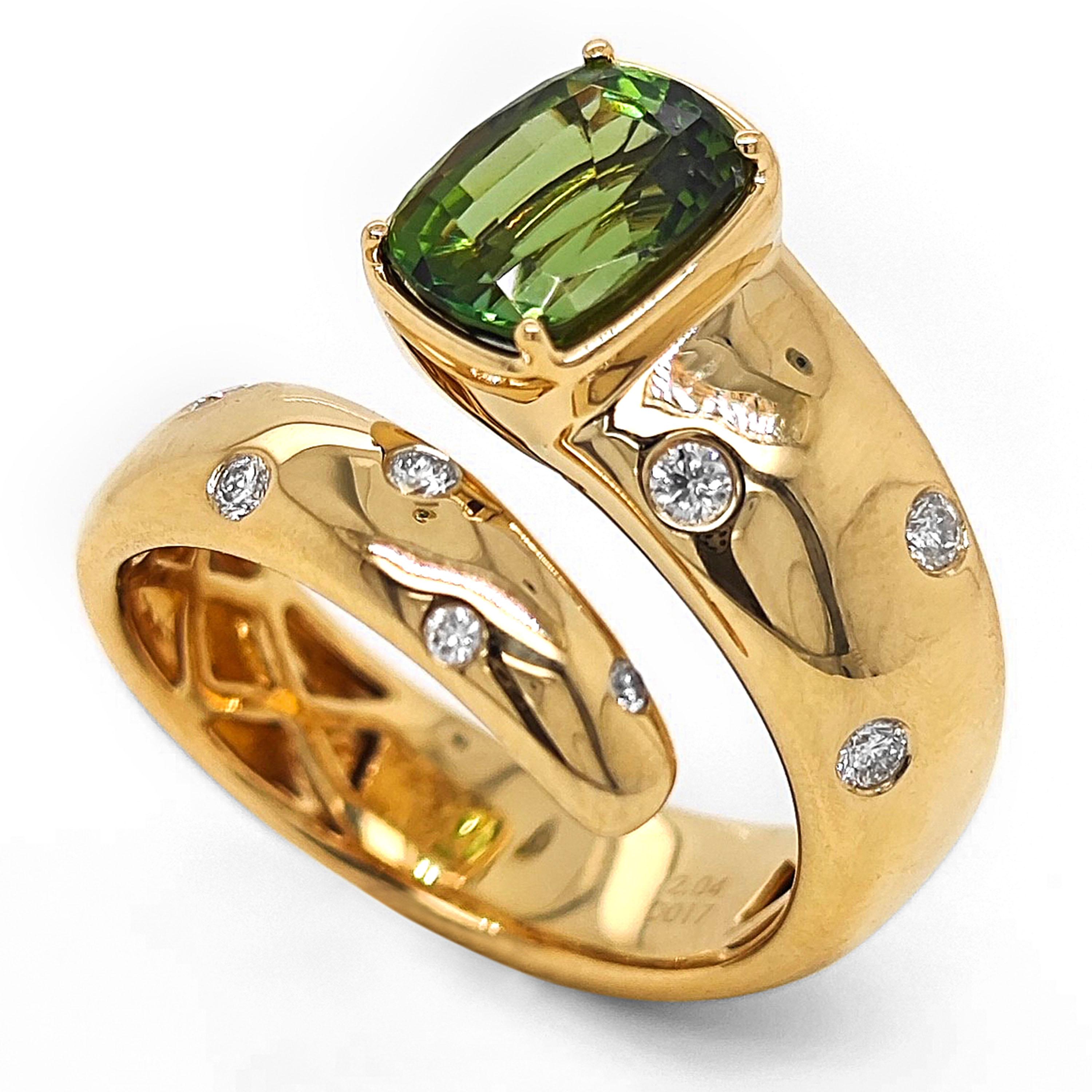 Taglio misto Anello in oro giallo con tsavorite e diamante bianco certificato GIA da 2,22 carati in vendita
