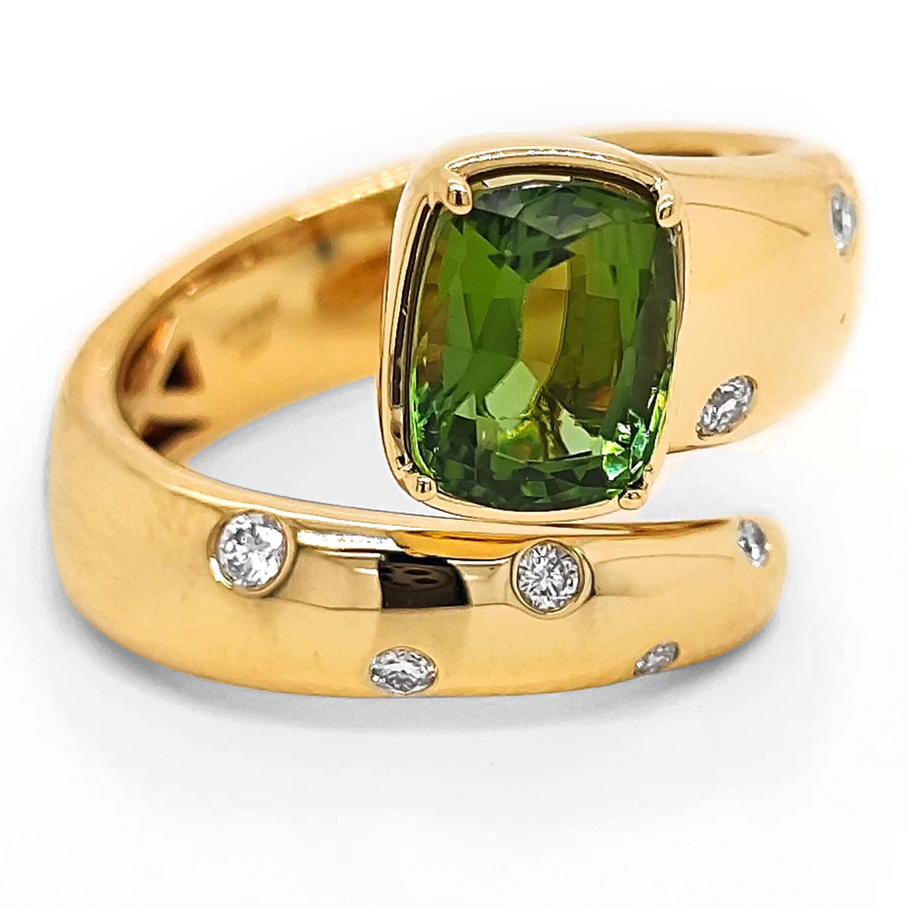 Anello in oro giallo con tsavorite e diamante bianco certificato GIA da 2,22 carati In condizioni Nuovo in vendita a New York, NY