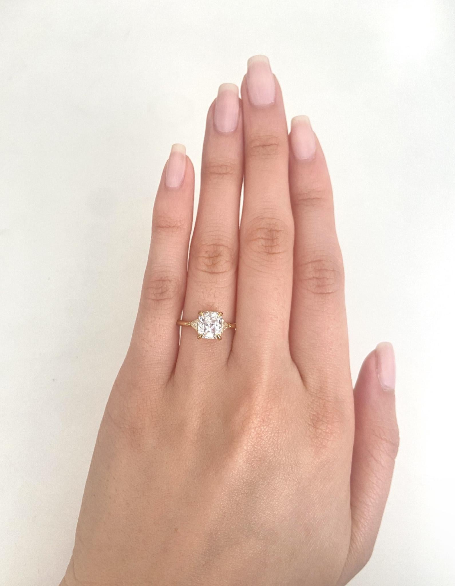 Verlobungsring mit GIA-zertifiziertem 2,22 Karat weißem Saphir und 3-Stein-Diamant im Zustand „Neu“ im Angebot in Los Angeles, CA