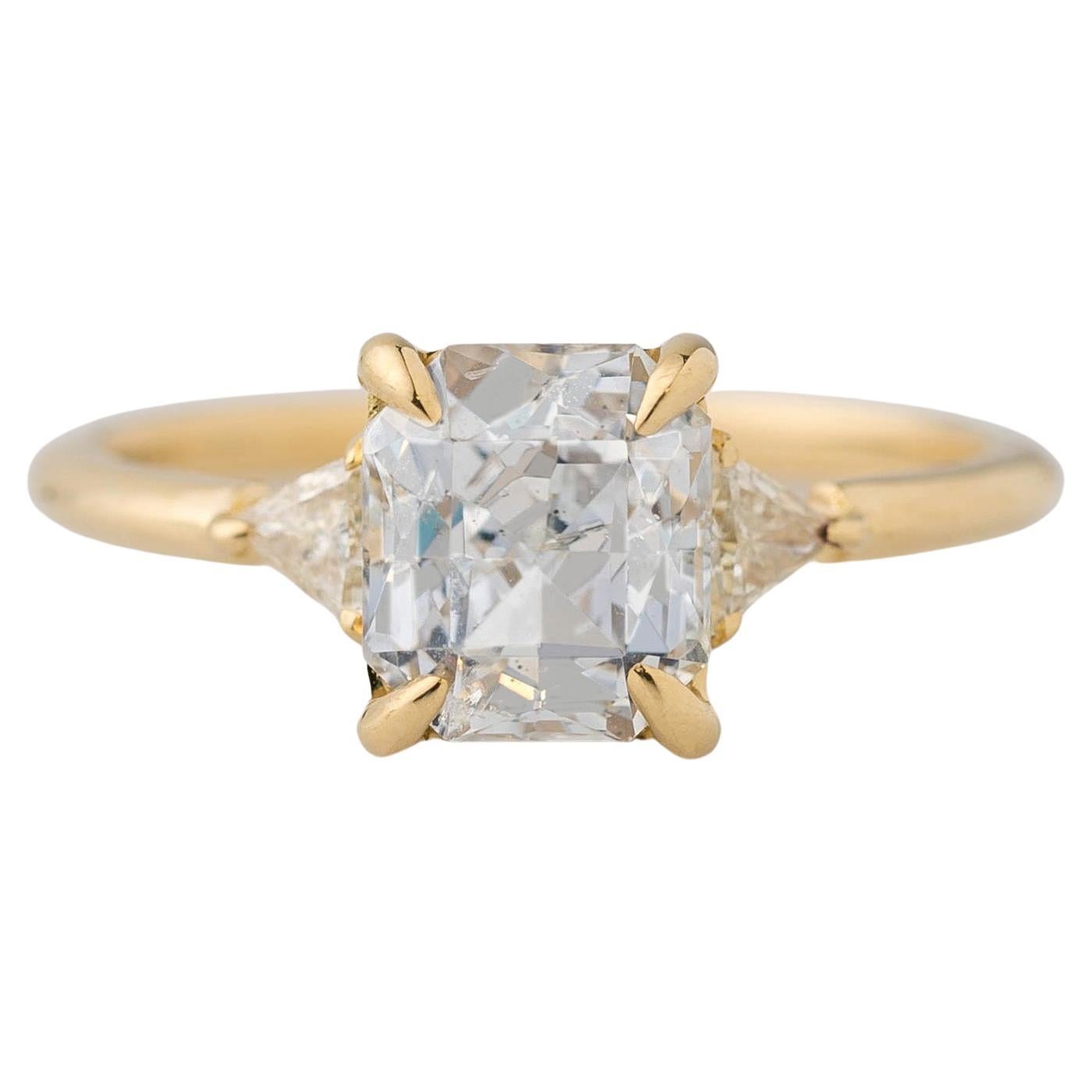 Verlobungsring mit GIA-zertifiziertem 2,22 Karat weißem Saphir und 3-Stein-Diamant im Angebot
