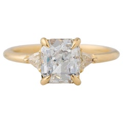 Verlobungsring mit GIA-zertifiziertem 2,22 Karat weißem Saphir und 3-Stein-Diamant