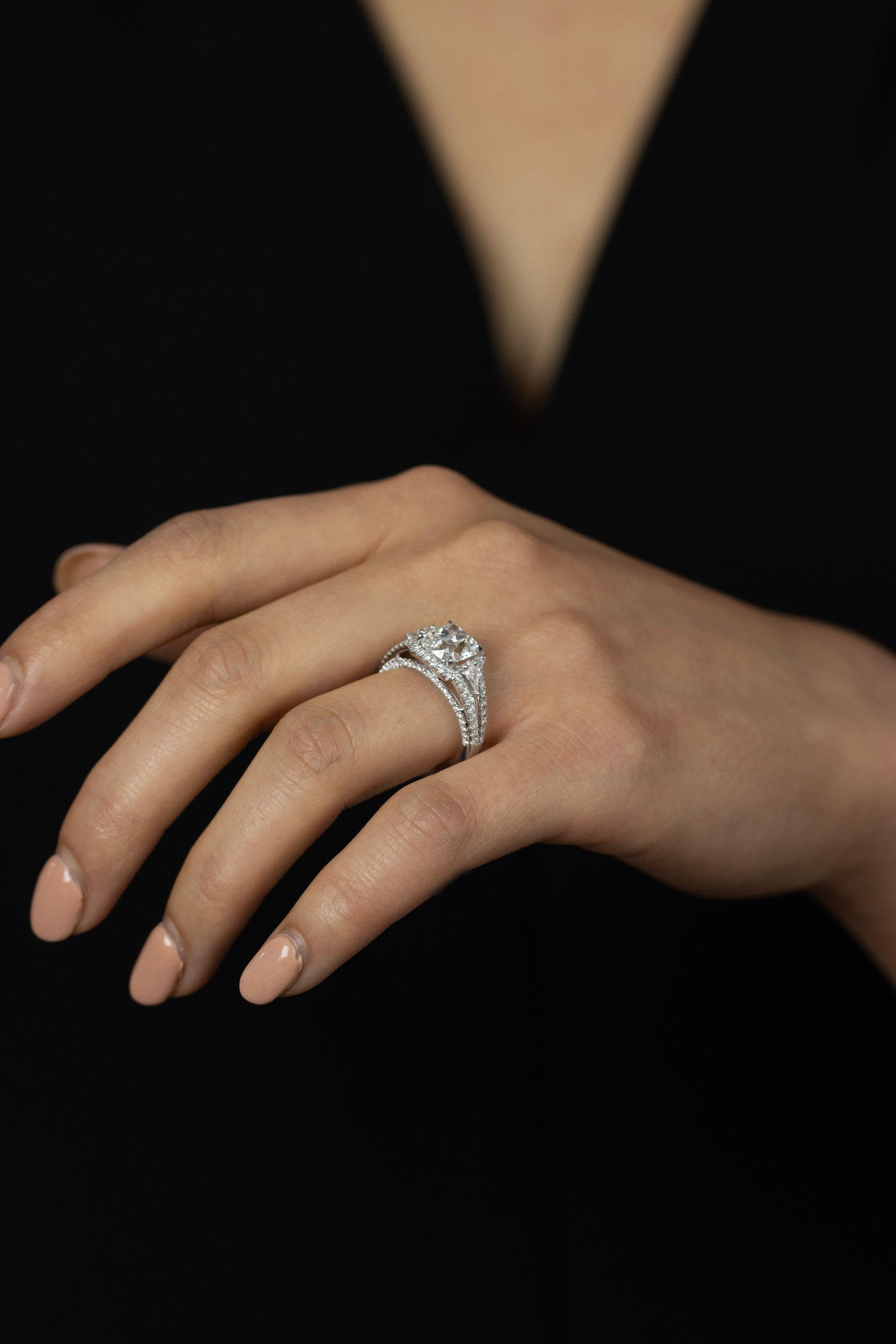 GIA zertifizierte 2,22 Karat Cushion Cut Diamant Drei-Stein-Halo Verlobungsring im Angebot 2