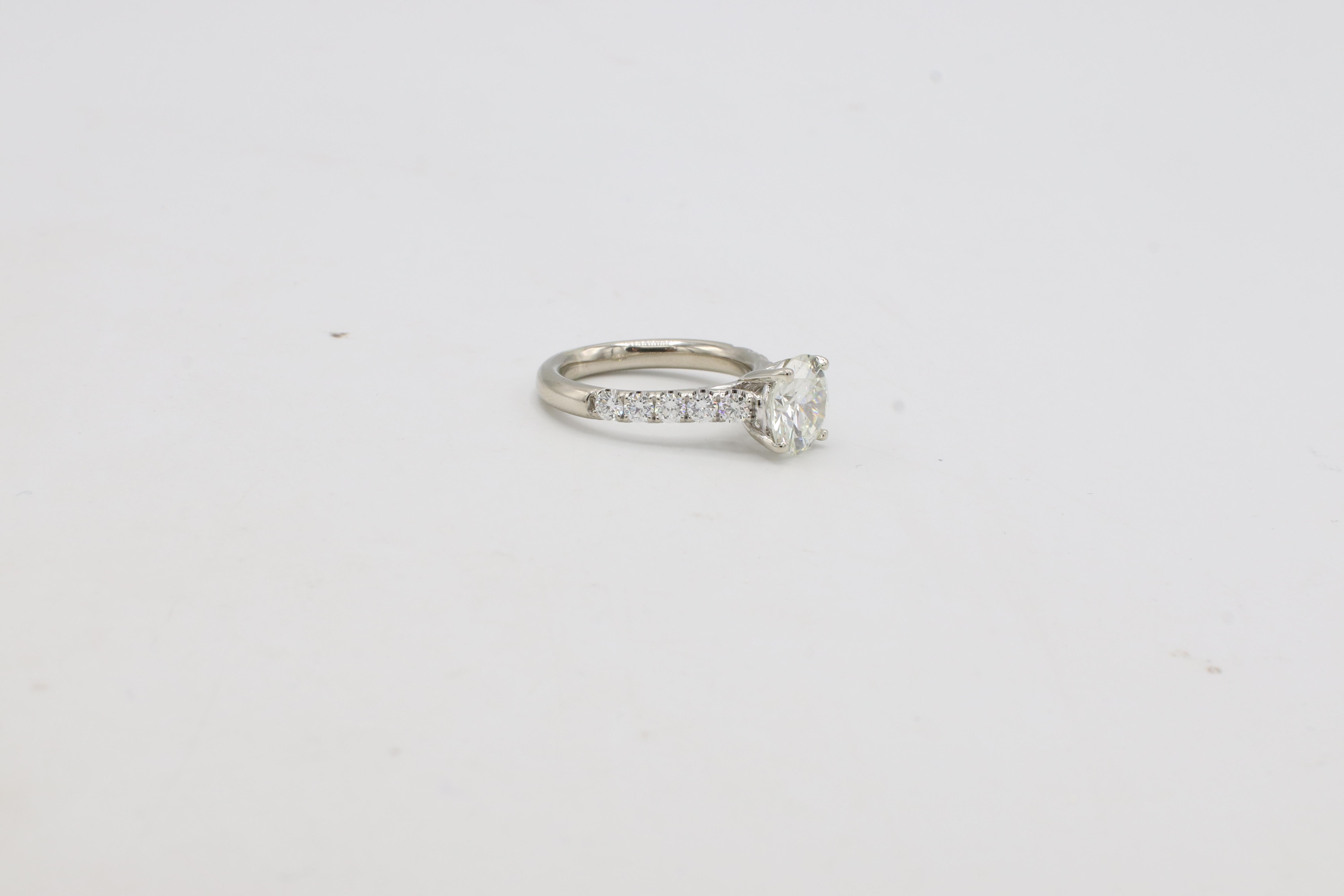 Anillo de compromiso de diamantes naturales redondos de mediados de siglo, K VS2, certificados por GIA de 2,23 quilates en venta 4