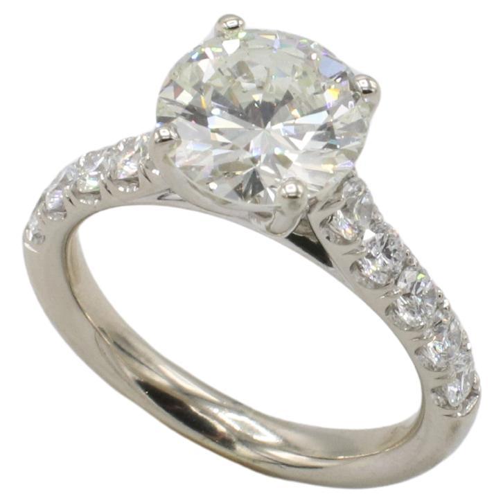 Anillo de compromiso de diamantes naturales redondos de mediados de siglo, K VS2, certificados por GIA de 2,23 quilates Corte redondo en venta