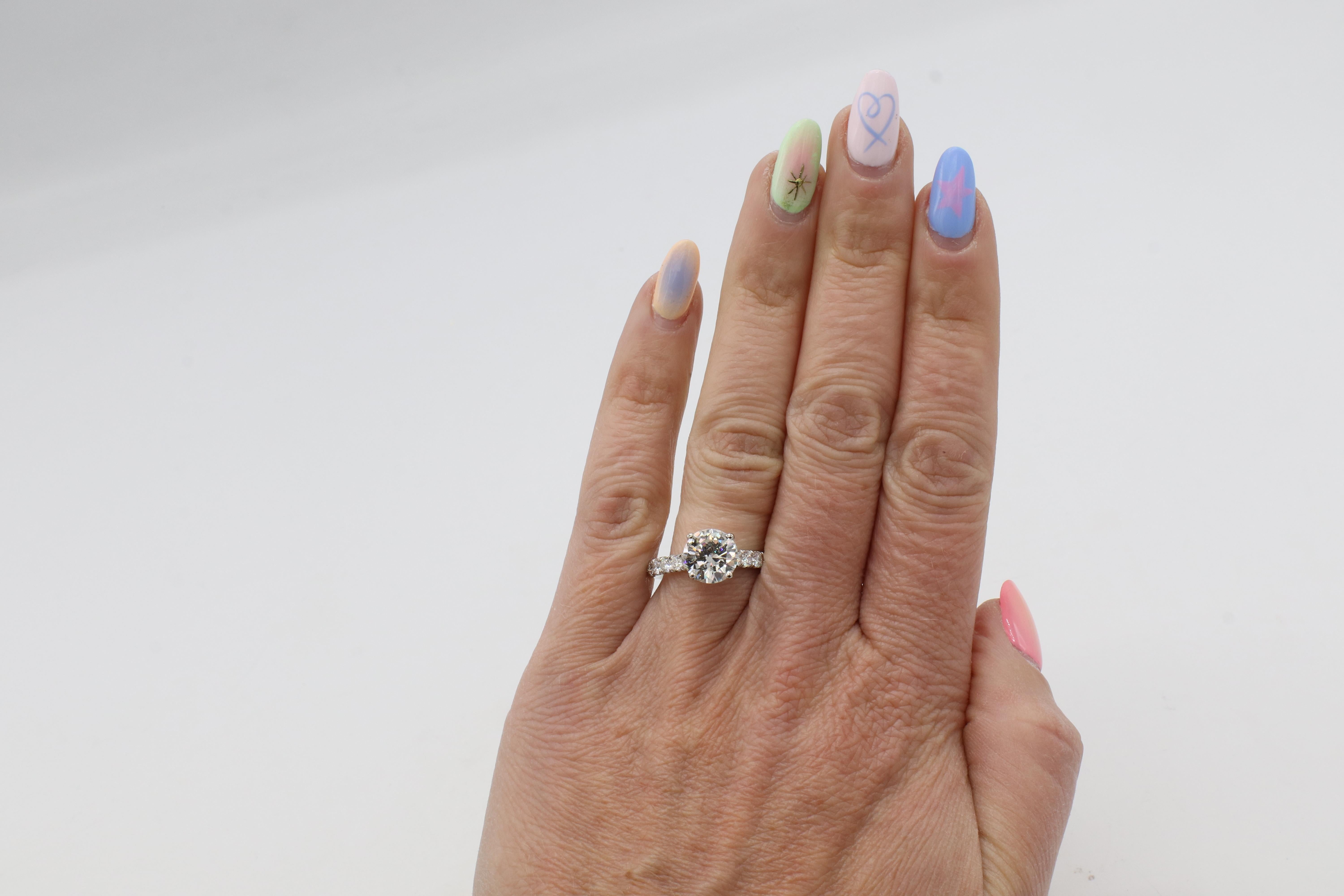 Anillo de compromiso de diamantes naturales redondos de mediados de siglo, K VS2, certificados por GIA de 2,23 quilates en venta 1