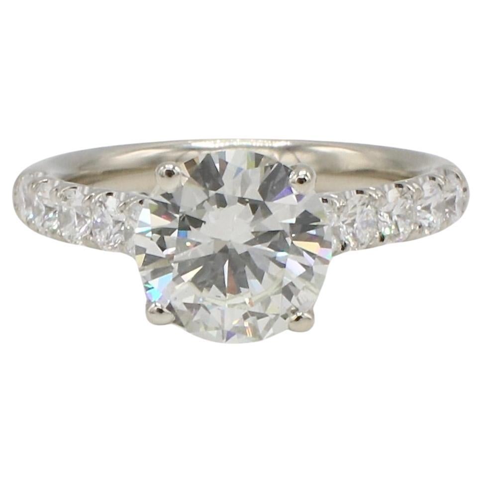 Anillo de compromiso de diamantes naturales redondos de mediados de siglo, K VS2, certificados por GIA de 2,23 quilates en venta