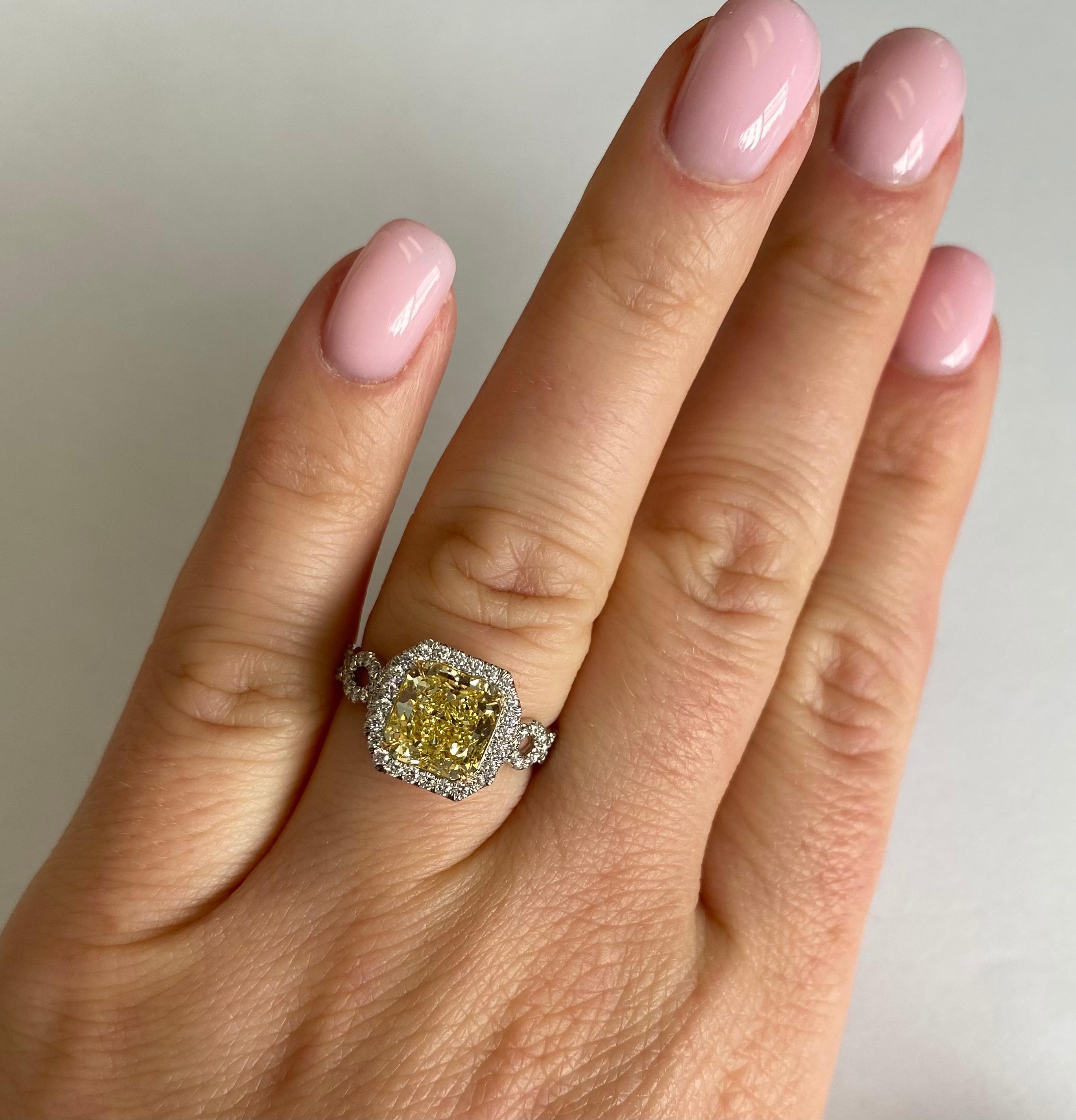 GIA Certified 2.23 Carats Fancy Intense Yellow Diamond Ring In New Condition For Sale In New York, NY