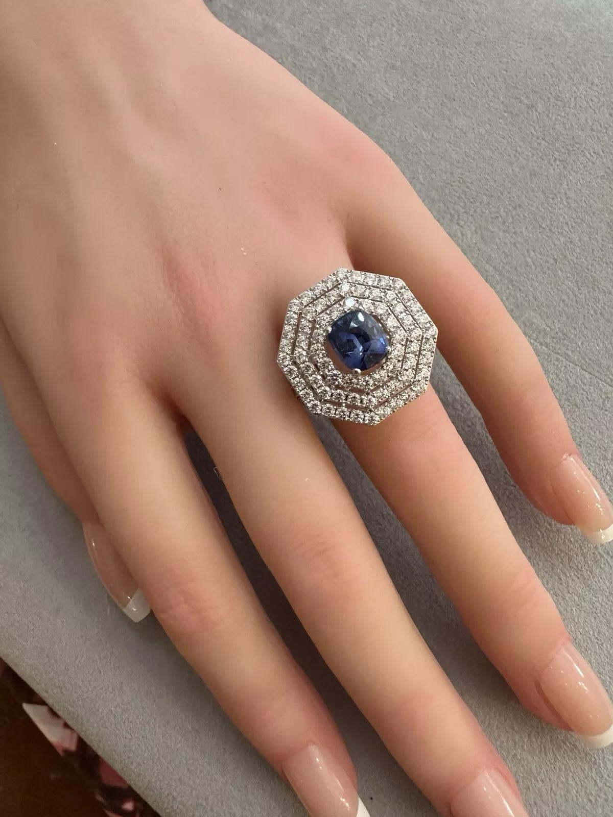 GIA Certified 2.24 carat Ceylon Sapphire and Diamond Ring in 18k Gold In Excellent Condition For Sale In La Jolla, CA