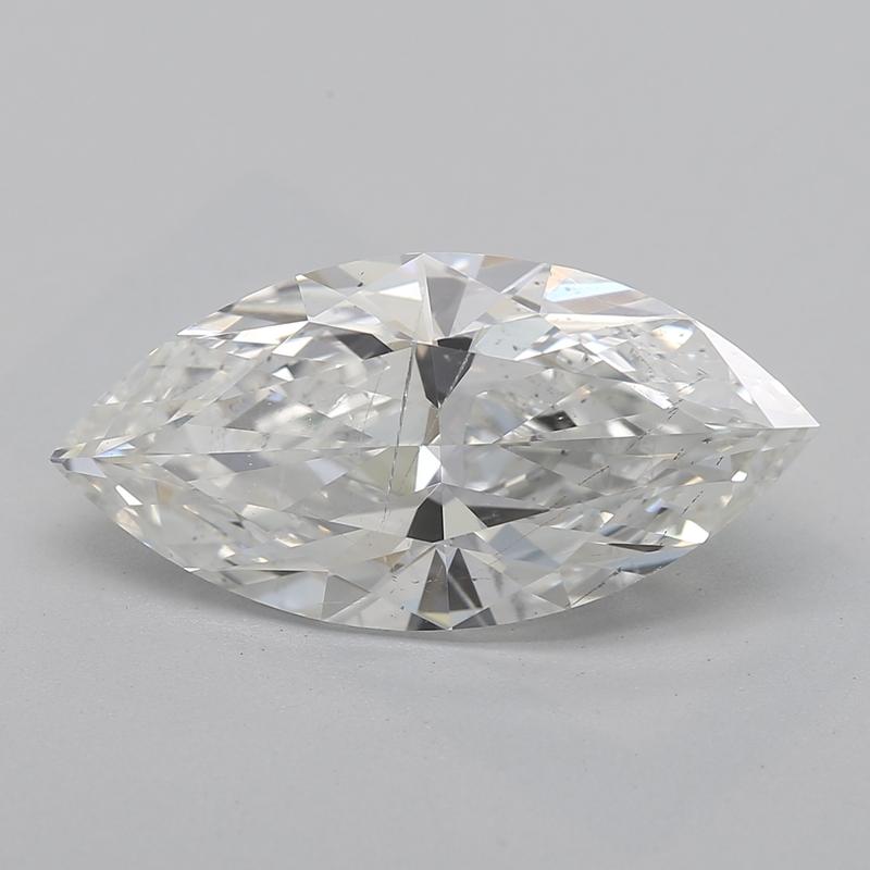 Réalisée avec un art extraordinaire, cette exquise bague en diamant présente une pièce maîtresse époustouflante, un diamant marquise pesant 2,24 , qui rayonne d'une luminosité éblouissante. Classée H et SI2, cette pierre certifiée par la GIA reflète