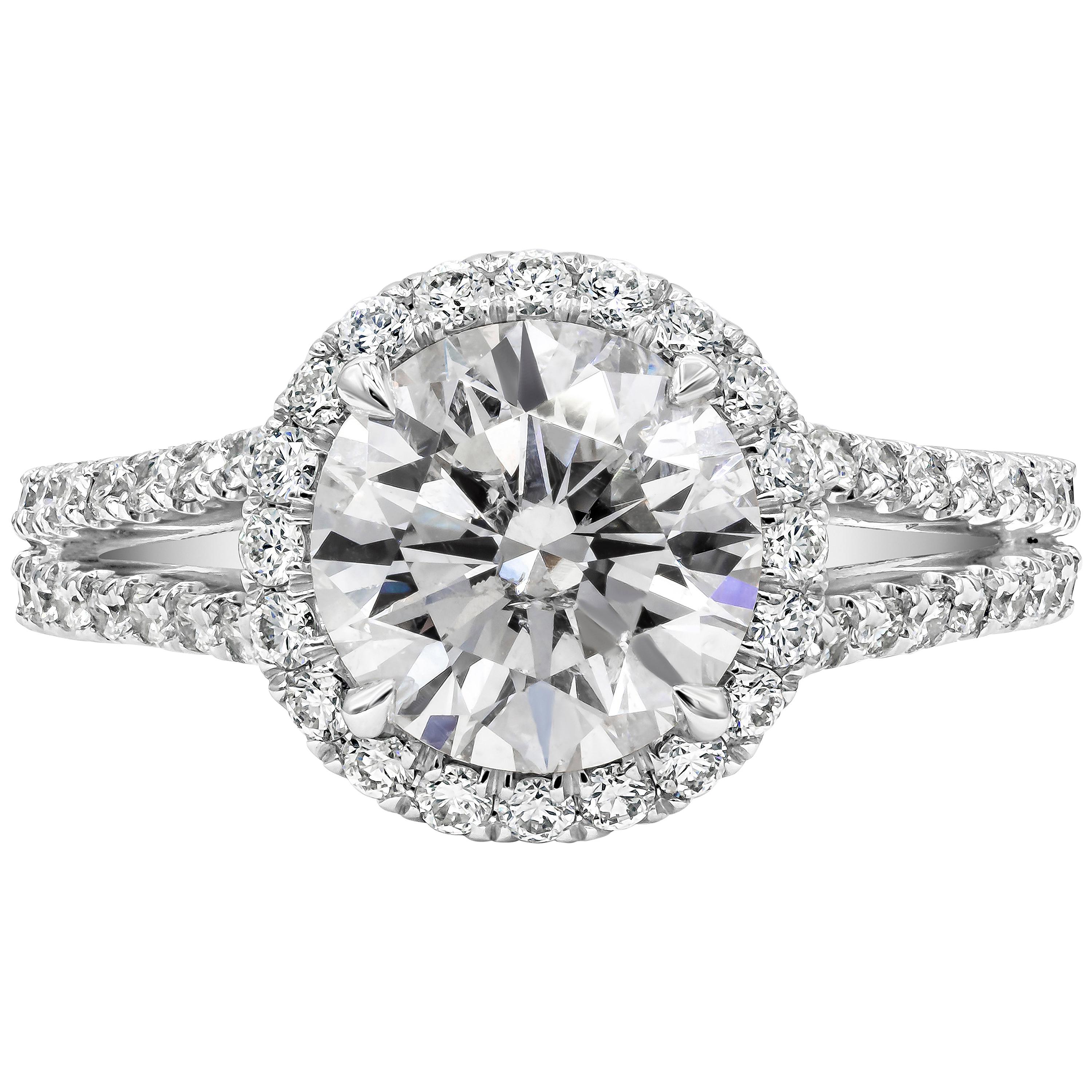 Anello di fidanzamento aureolato con diamante taglio Brilliante rotondo certificato GIA da 2.24 carati