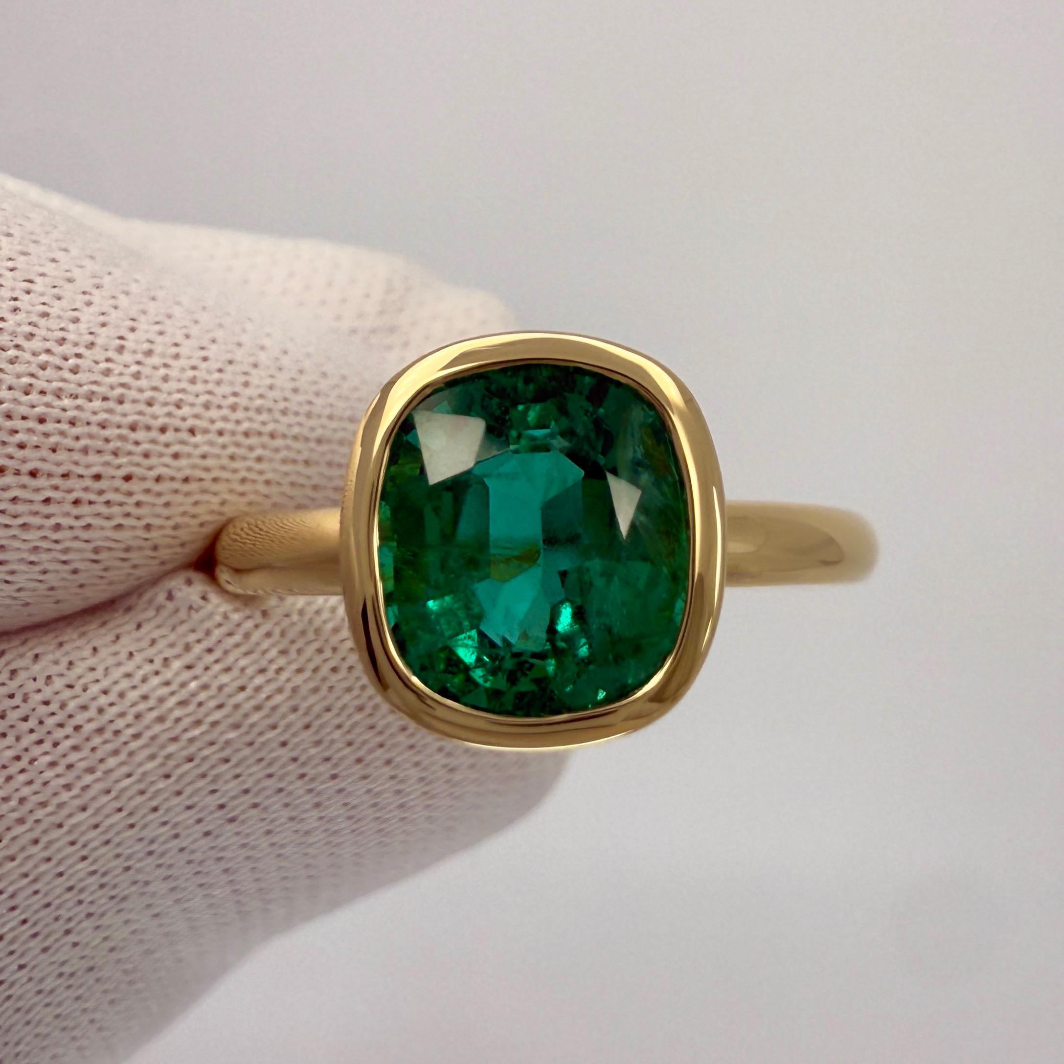 Fine Nature Vivid Green Cushion Cut Emerald 18k Yellow Solitaire Bezel Rubover Ring.

Smeraldo certificato GIA da 2.24 carati con uno splendido colore verde vivo e un'eccellente limpidezza, pietra molto pulita. Alcune piccole inclusioni naturali se