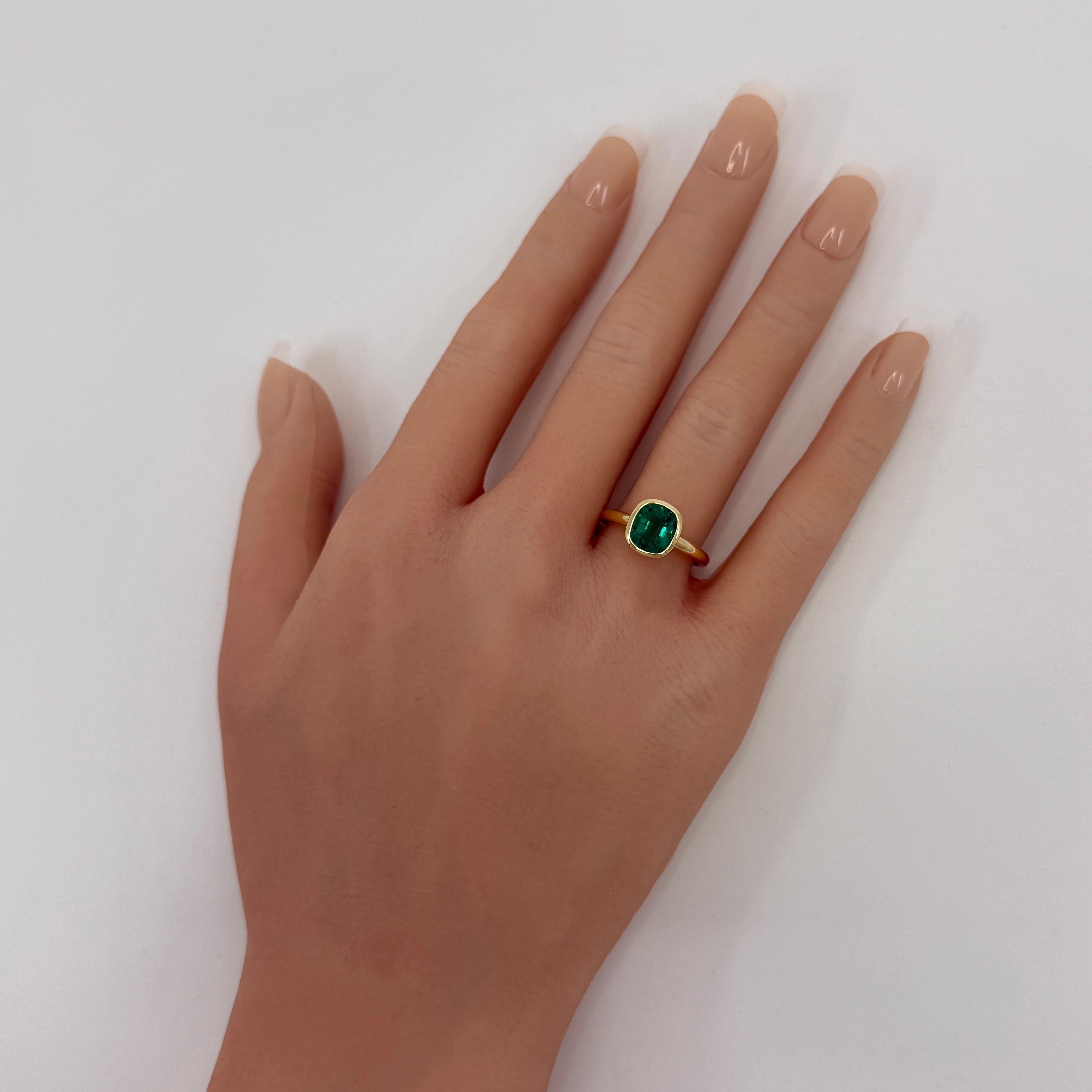 da uomo o donna Anello con castone Rubover in oro 18k con smeraldo verde taglio cuscino certificato GIA da 2,24 carati in vendita