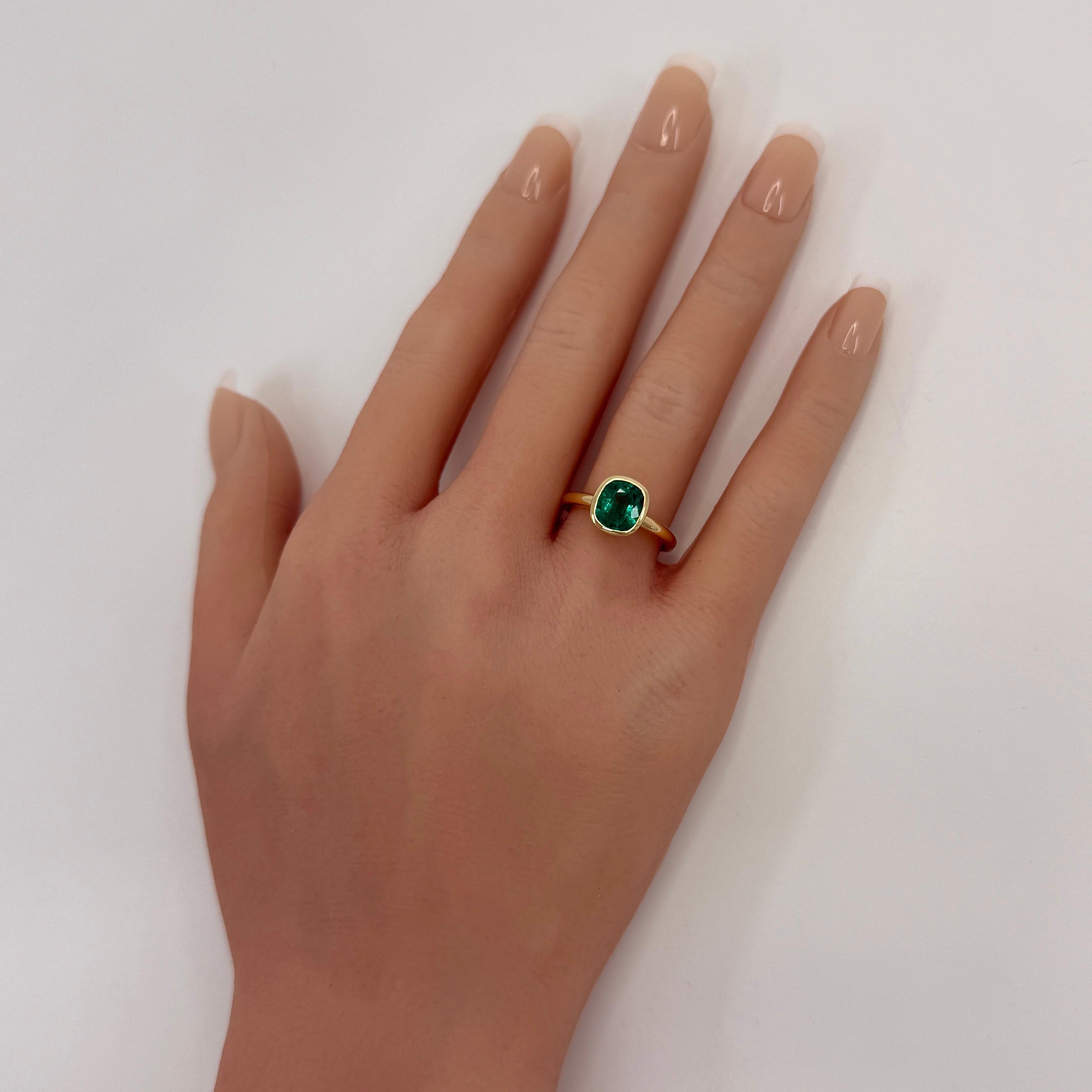 Anello con castone Rubover in oro 18k con smeraldo verde taglio cuscino certificato GIA da 2,24 carati in vendita 3