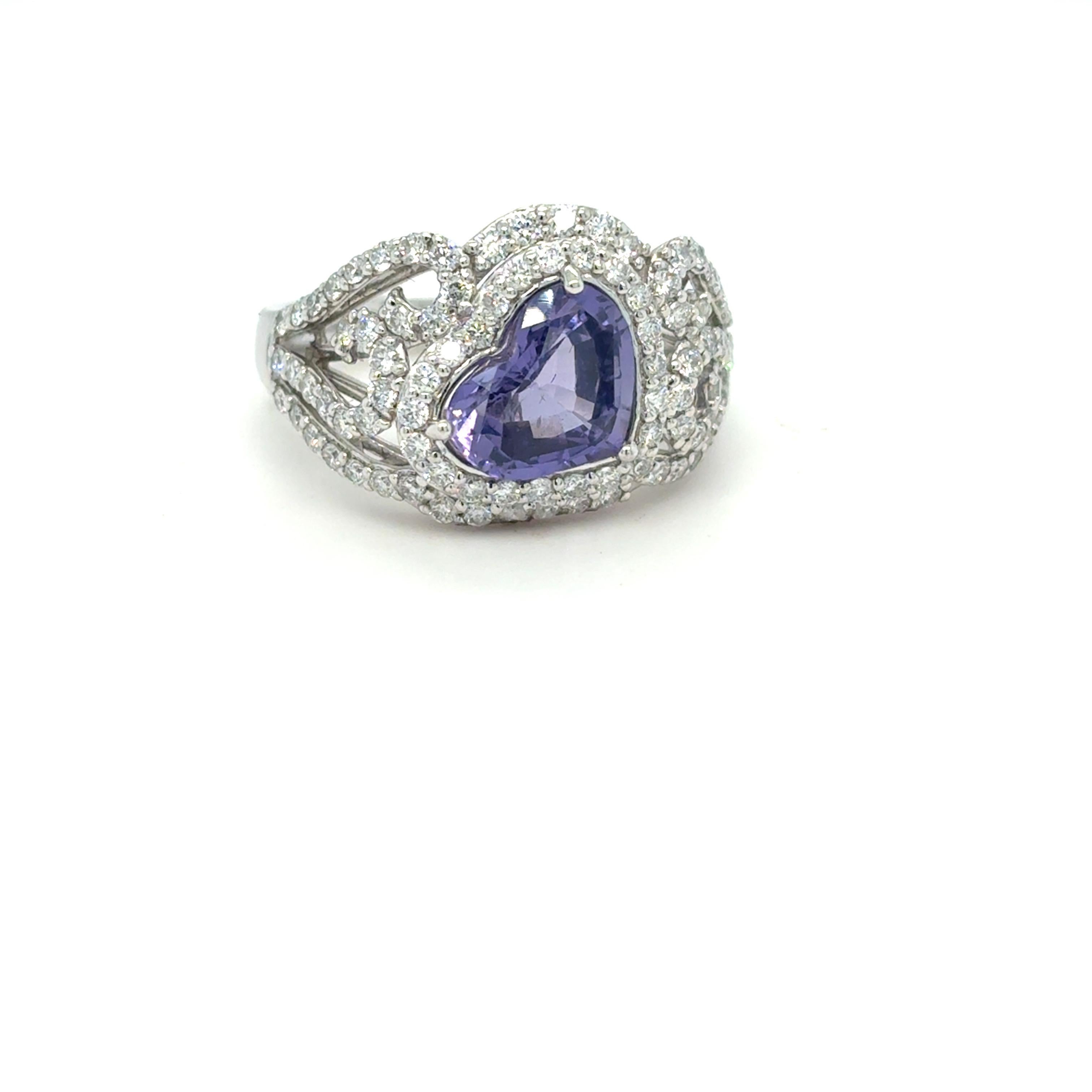 GIA zertifiziert 2,25 Karat Herz-Schliff lila Saphir Ring
Ein seltener, unerhitzter violetter Saphir im Herzschliff von 2,25 Karat steht im Mittelpunkt, umgeben von einem Halo aus funkelnden weißen Diamanten und eleganten Wirbelmotiven an den Seiten