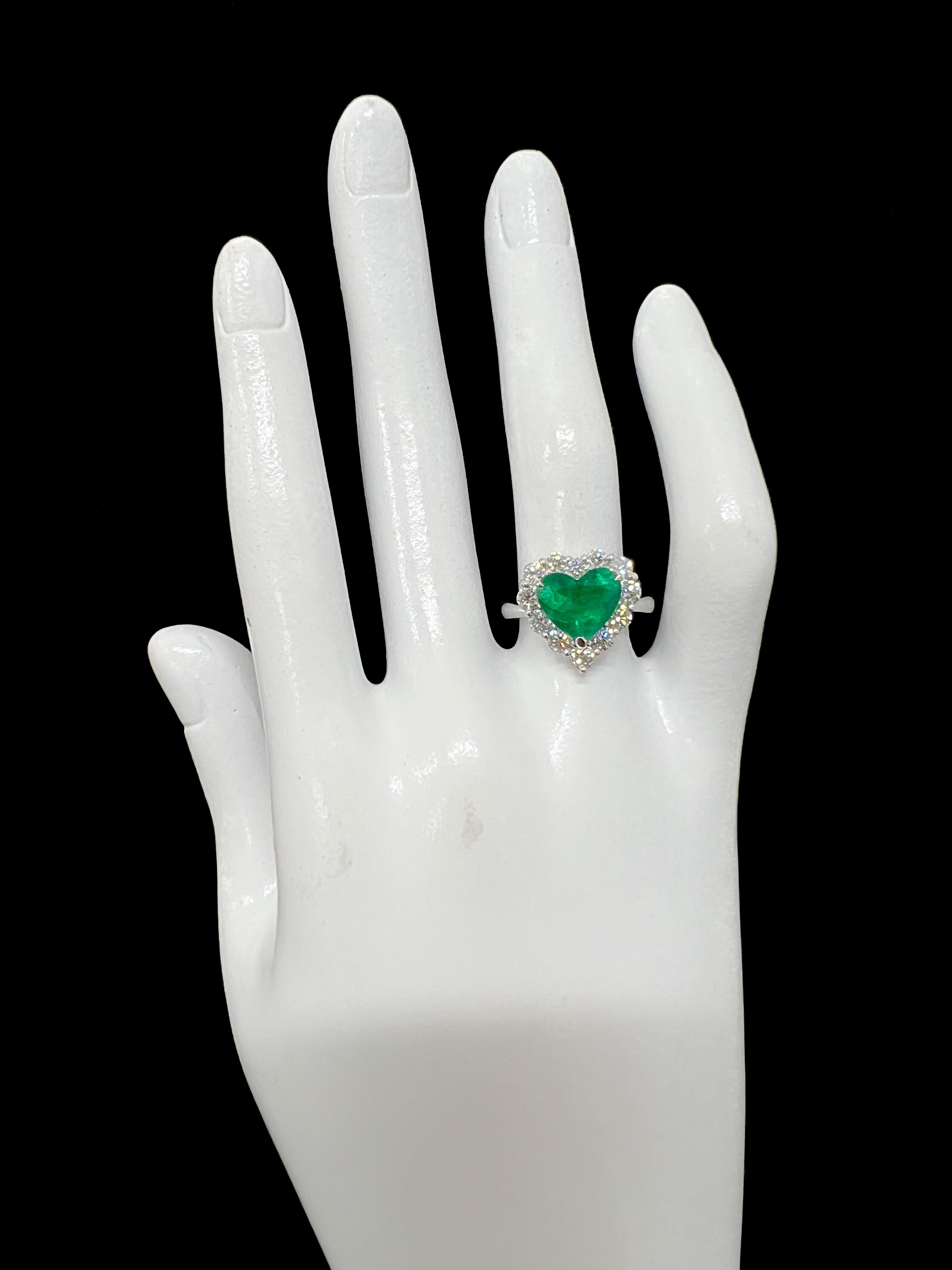 GIA Certified 2.25 Carat Heart Shape Colombian Emerald Ring Set in Platinum For Sale 1
