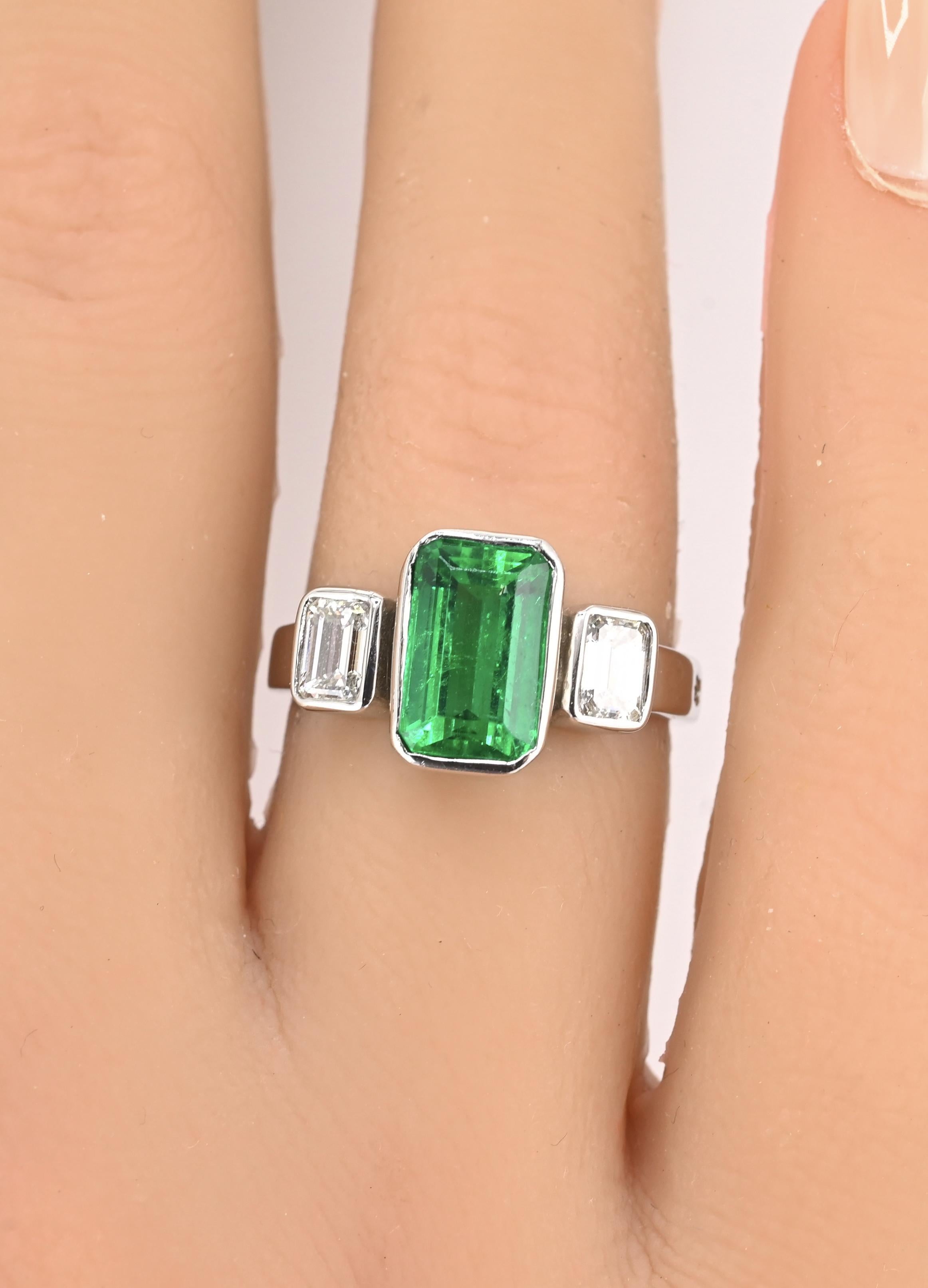 Bague en or blanc 18 carats certifiée GIA de 2,25 carats d'émeraude colombienne sans huile et de diamants en vente 3