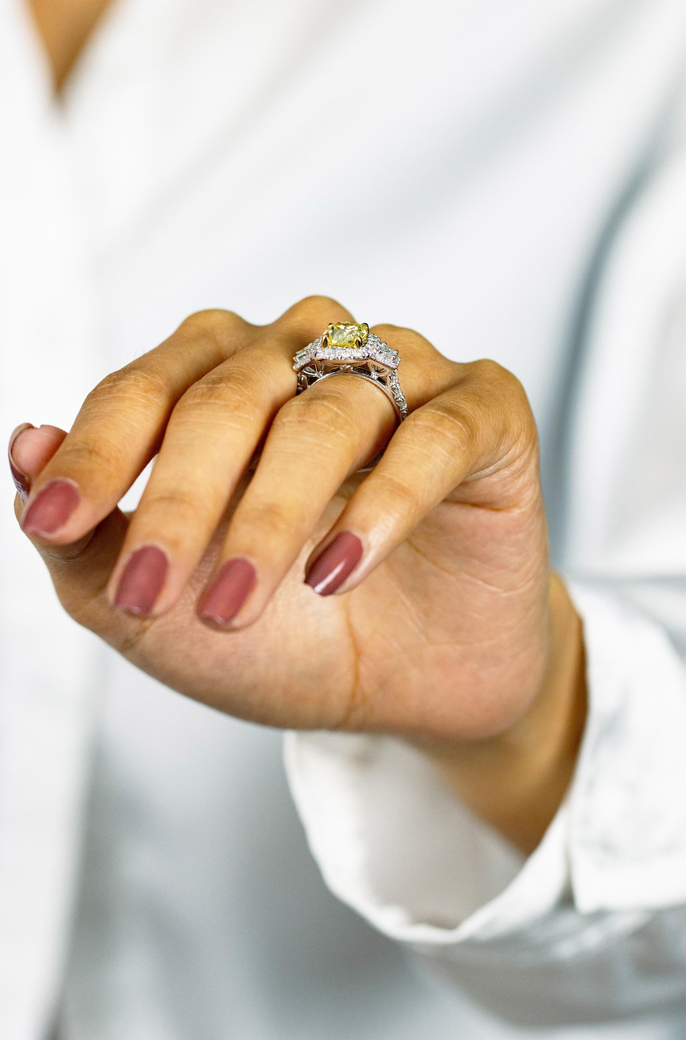 Bague de fiançailles avec halo de diamants jaunes fantaisie taille coussin de 2.26 carat certifiés GIA en vente 2