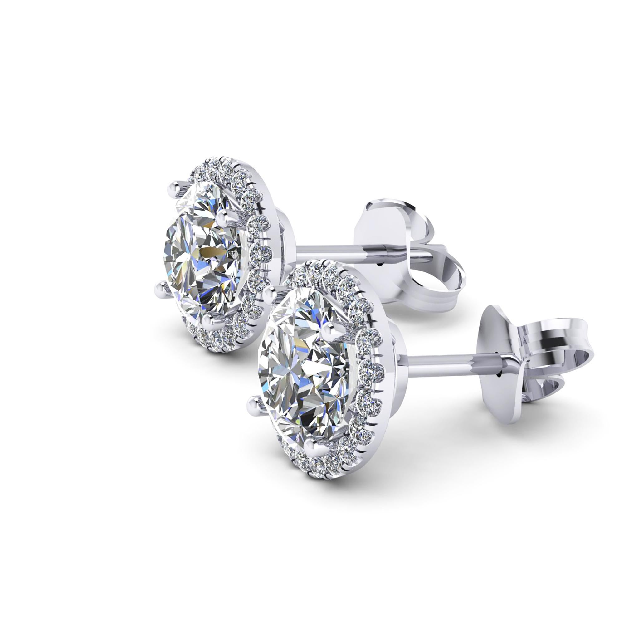 Orecchini con diamanti aureolati certificati GIA da 2.4 carati, realizzati a mano in platino, con perno a vite,
due diamanti tondi brillanti, colore D, purezza VVS2 e VS2 di 1,07 carati ciascuno, con certificato GIA, accompagneranno gli orecchini,