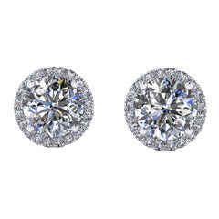 Diamantes de 2.4 quilates certificados por el GIA Pendientes con aureola de platino con rosca posterior