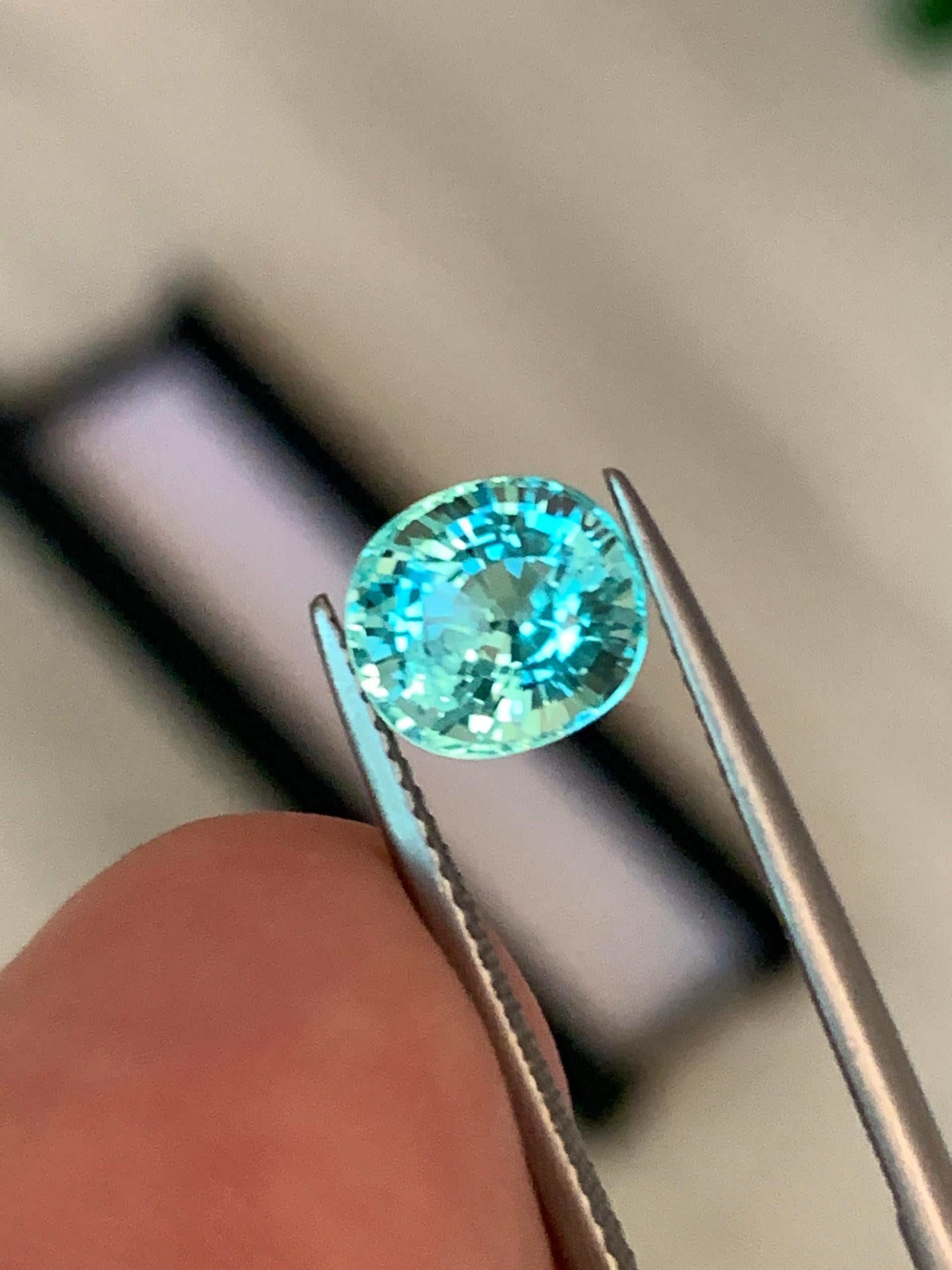 GIA Certified 2.26 Cts Natural Premium Quality Paraiba Tourmaline In Excellent Condition For Sale In บางรัก, TH