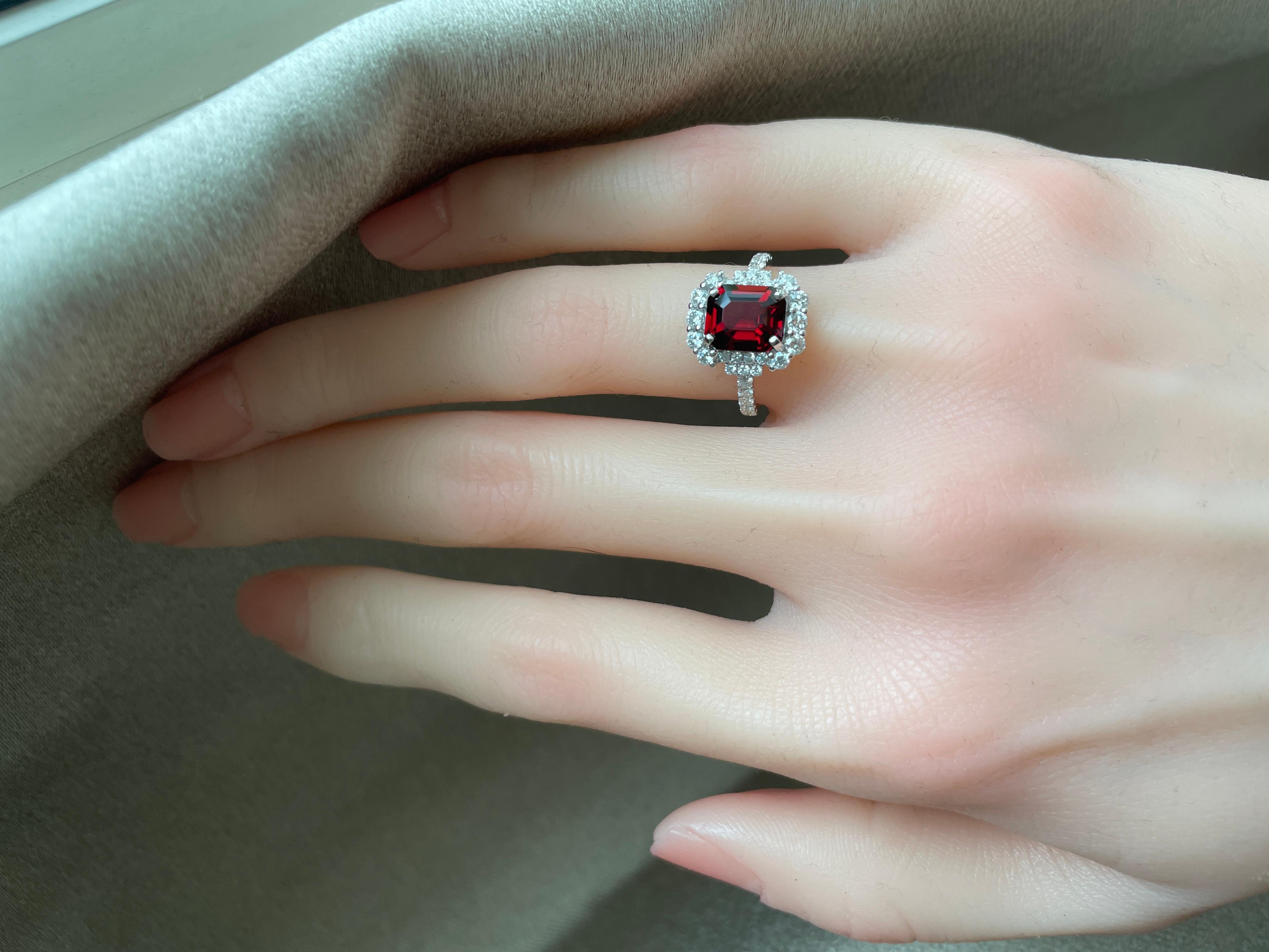 GIA certified 2.26Ct Red Spinel Ring with Natural Diamonds in 18k solid gold In New Condition For Sale In Singapore, SG