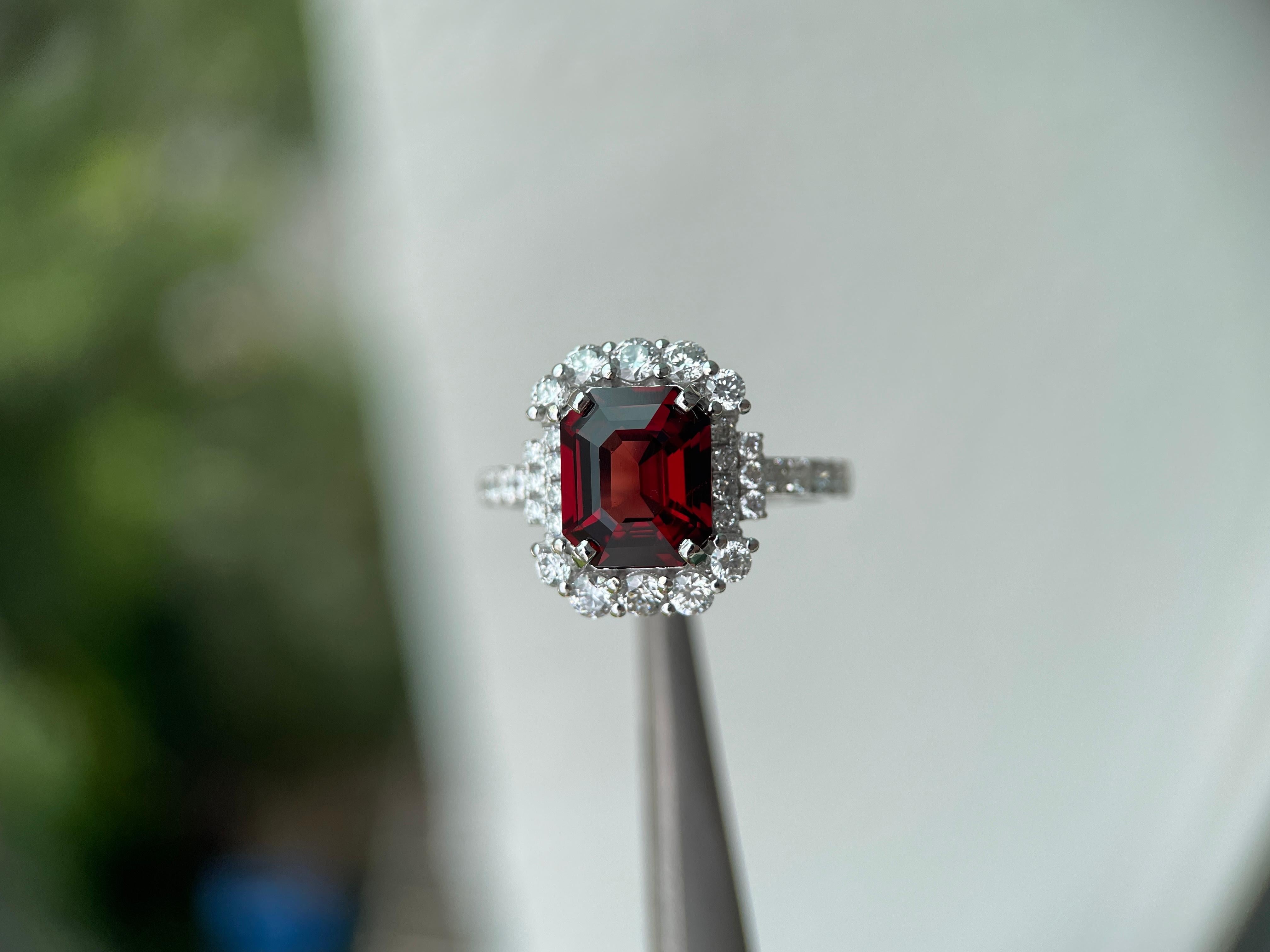 GIA certified 2.26Ct Red Spinel Ring with Natural Diamonds in 18k solid gold For Sale 1