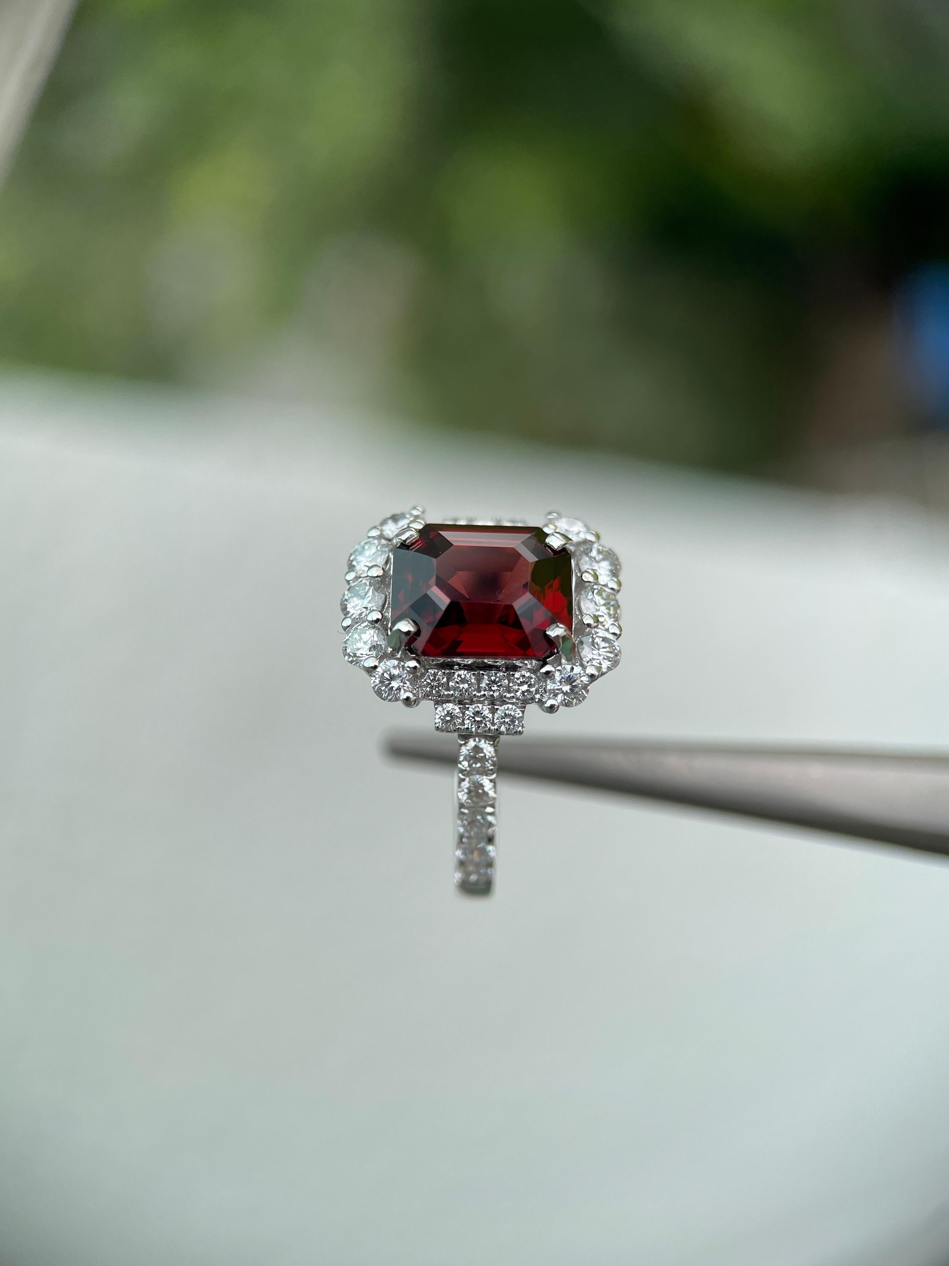 GIA certified 2.26Ct Red Spinel Ring with Natural Diamonds in 18k solid gold For Sale 2