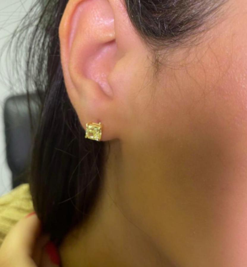 Boucles d'oreilles en diamant jaune certifié GIA de 2,20 carats à taille coussin Neuf - En vente à Chicago, IL