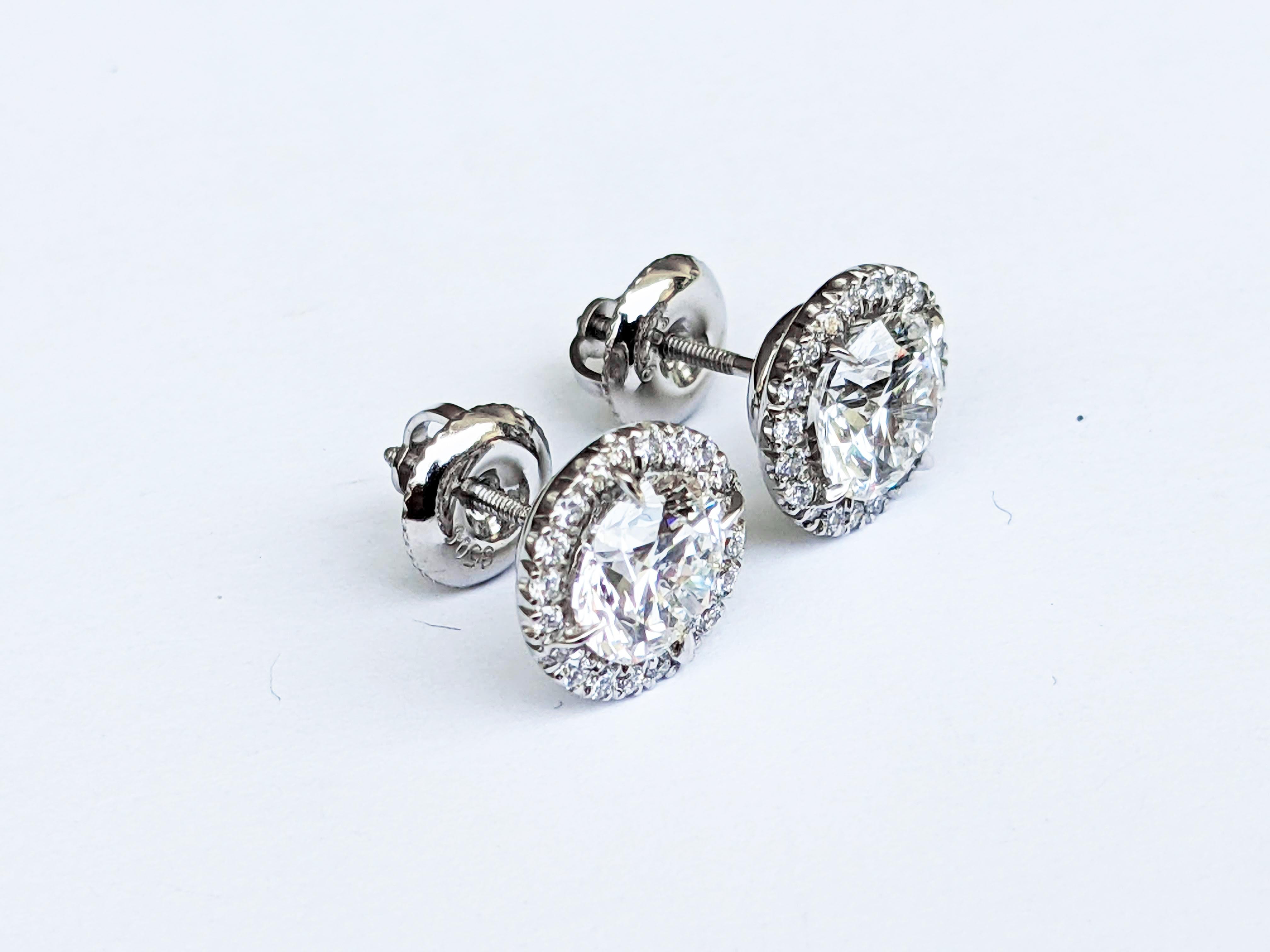 GIA Certified 2.27 Carat Diamonds Platinum Halo Stud Earrings Screw Back Post en vente 2