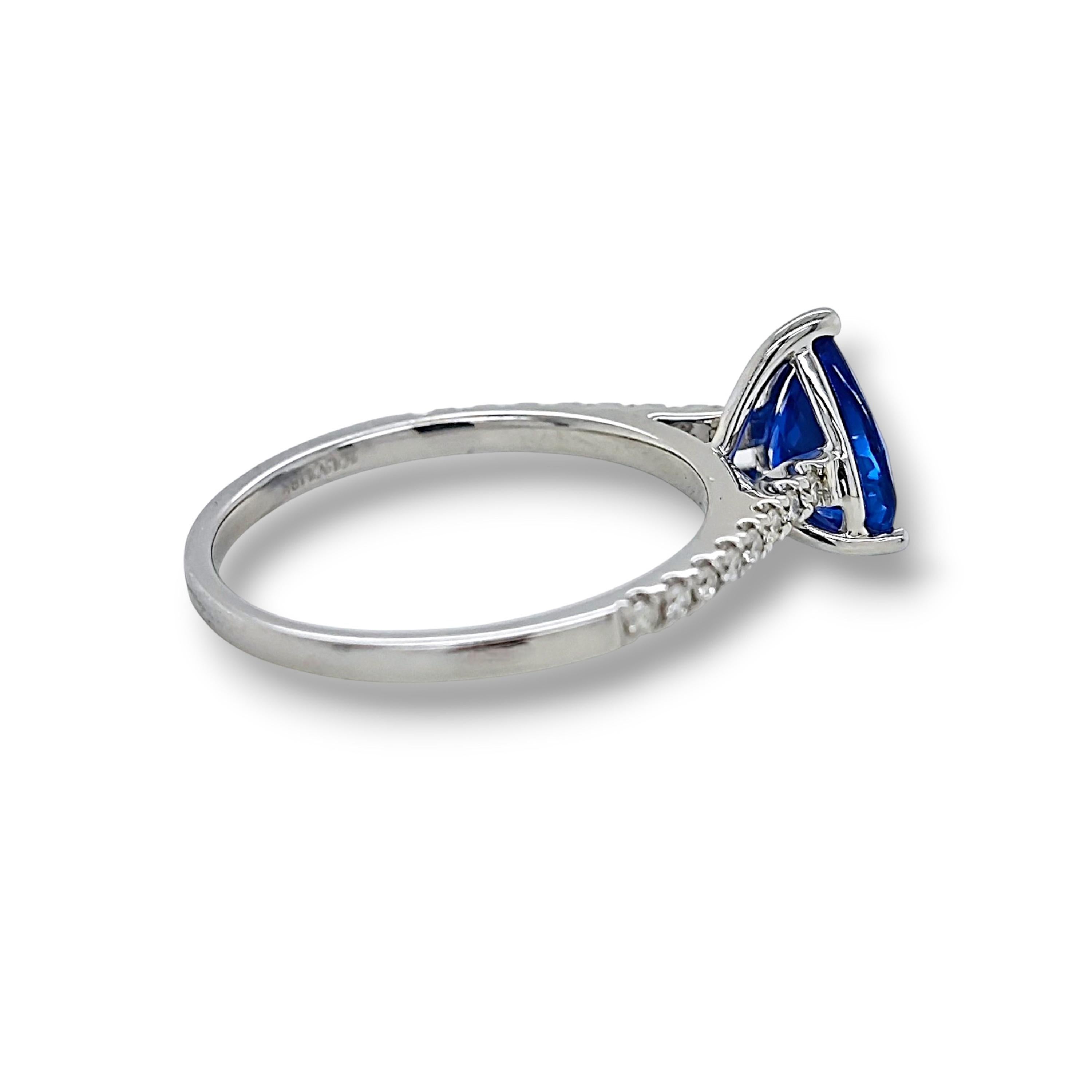 1 natürlicher blauer beheizter Herzsaphir Edelstein: 2,13 Karat
0,14 Weiße runde Diamanten: 0,14 Karat
Metall: 18K Weißgold, 2,30 Gramm
GIA-Zertifikat: GIA 1232539878 