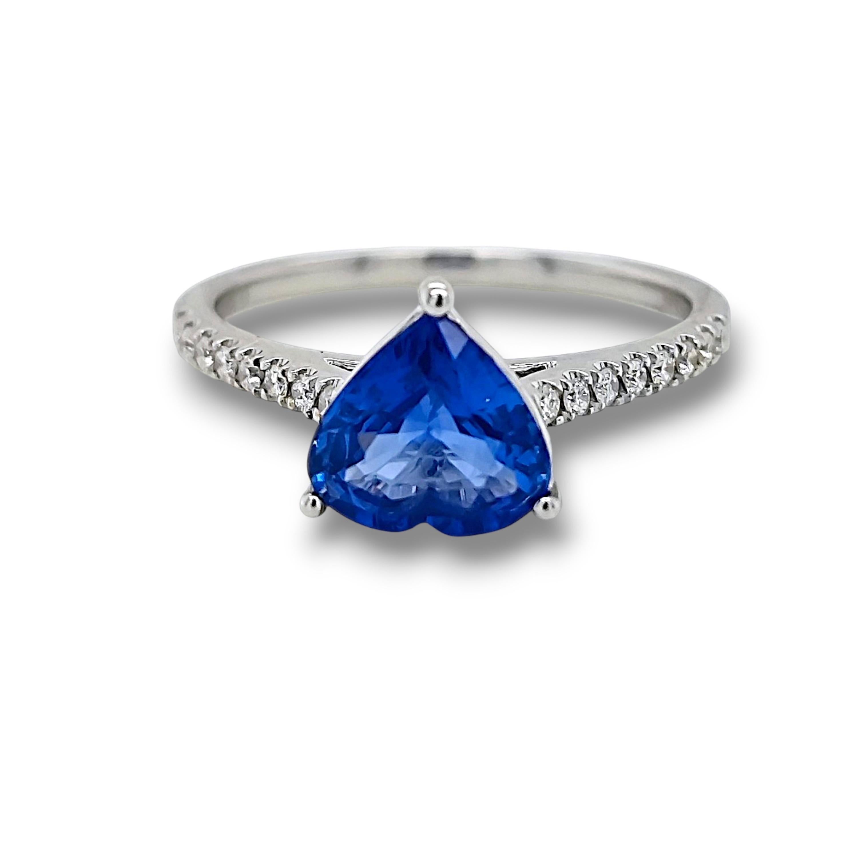 GIA zertifiziert 2.27 Karat Saphir Runde Diamant Weißgold Ring (Herzschliff) im Angebot