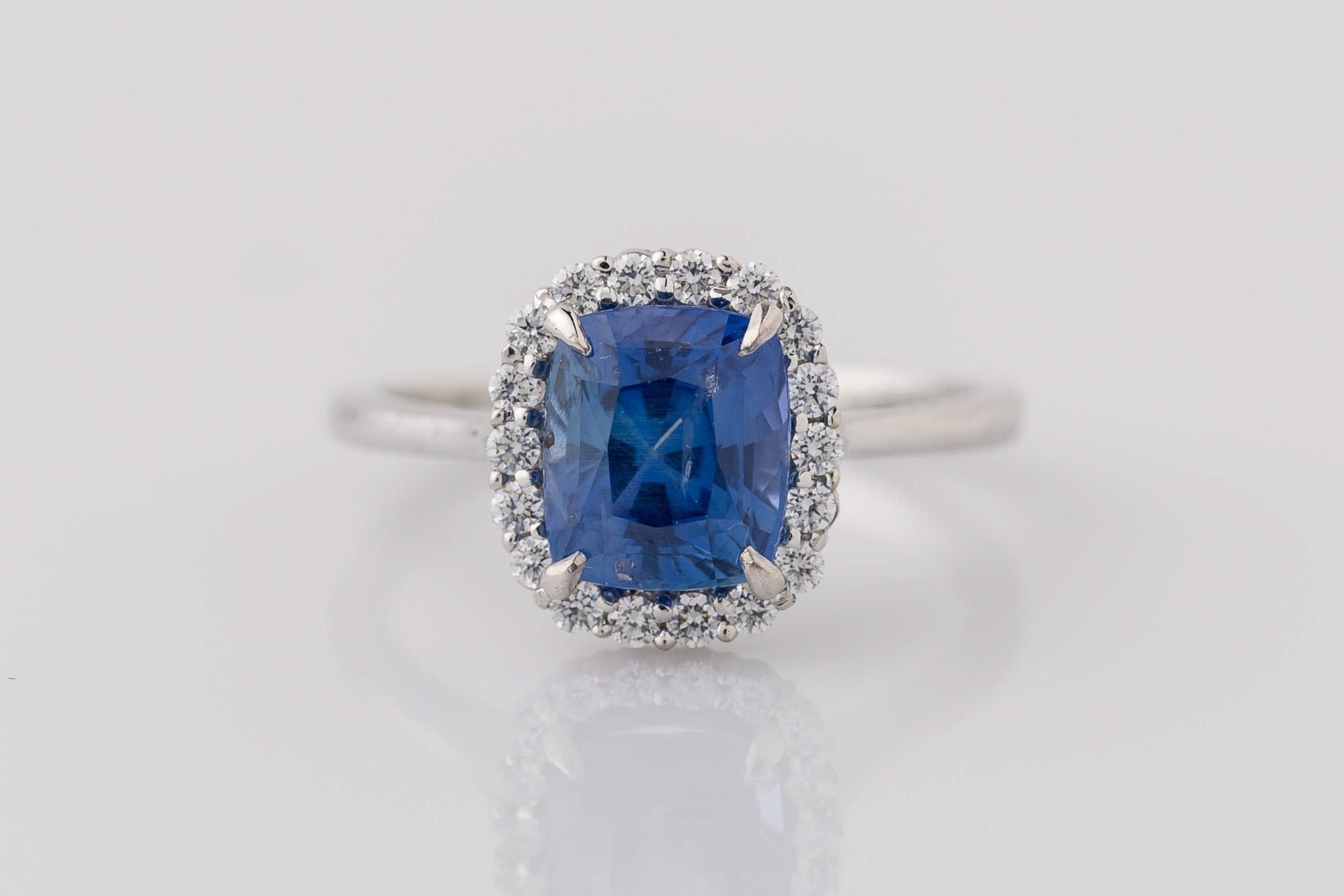 Im Angebot: GIA-zertifizierter 2,28 Karat Halo-Ring mit natürlichem Ceylon-Saphir und Diamant im Kissenschliff () 2