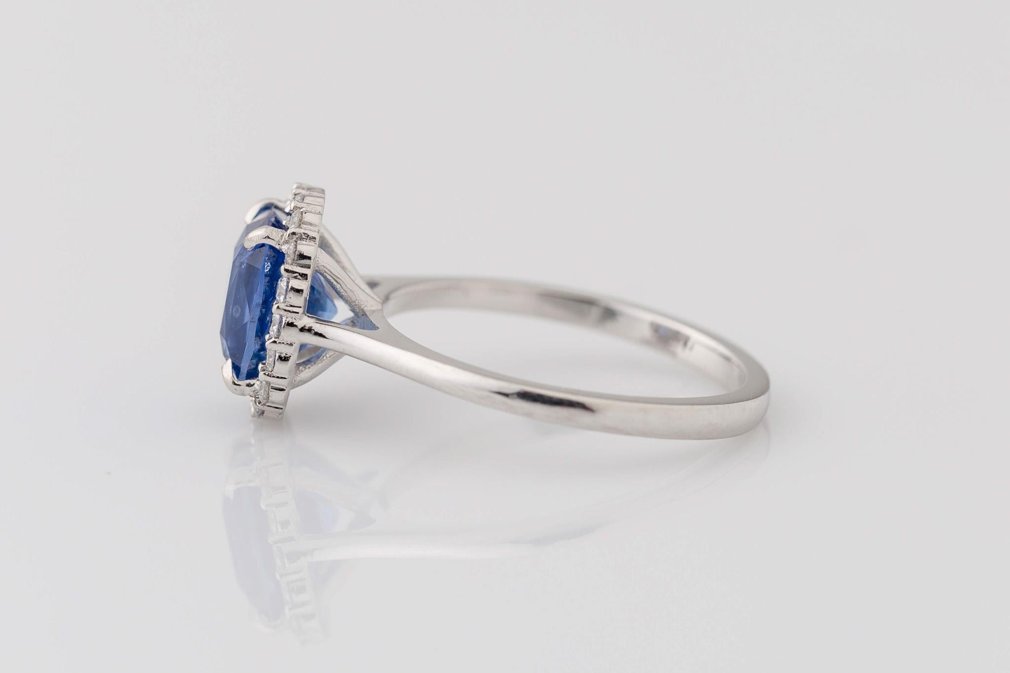 Im Angebot: GIA-zertifizierter 2,28 Karat Halo-Ring mit natürlichem Ceylon-Saphir und Diamant im Kissenschliff () 3