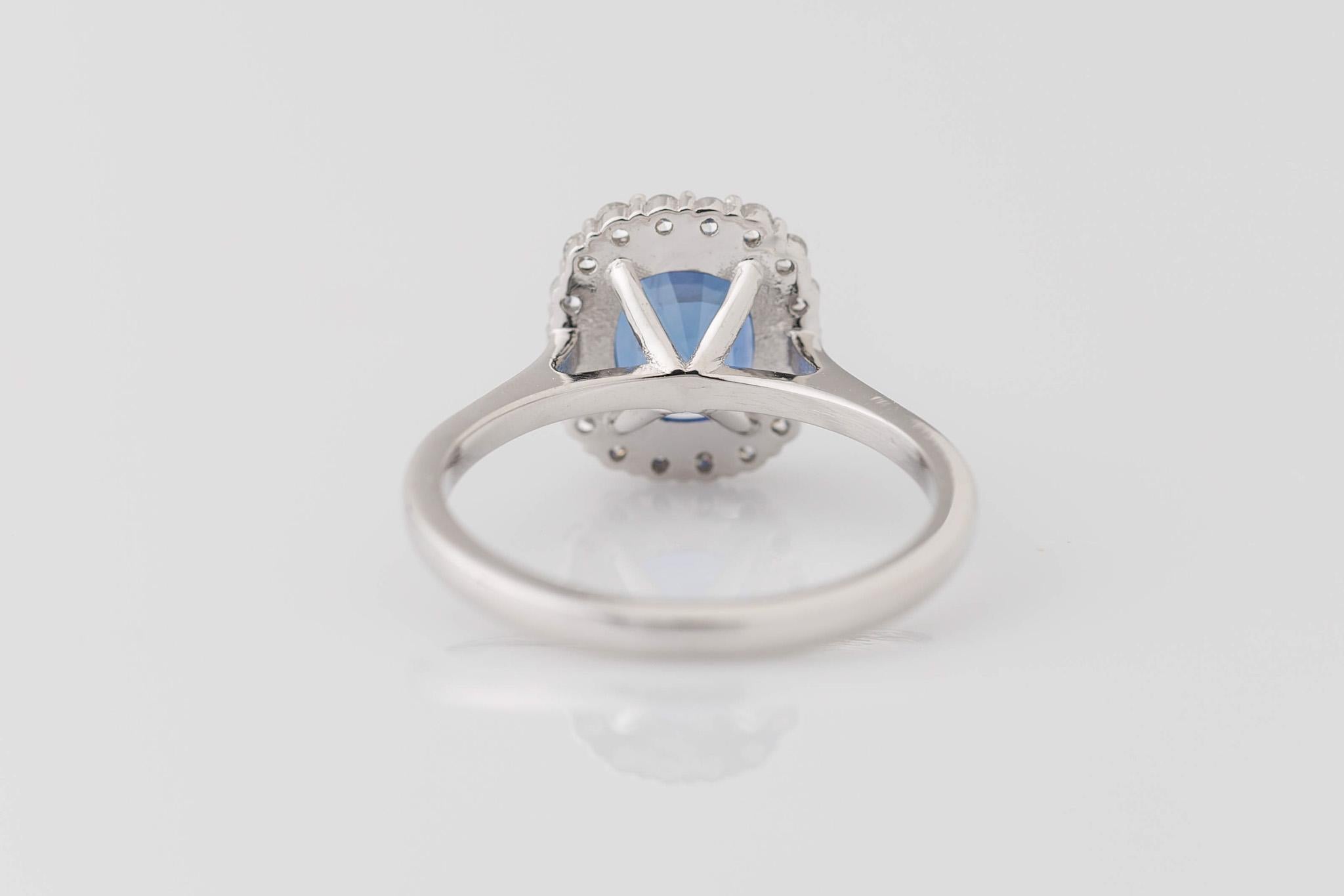 Im Angebot: GIA-zertifizierter 2,28 Karat Halo-Ring mit natürlichem Ceylon-Saphir und Diamant im Kissenschliff () 4