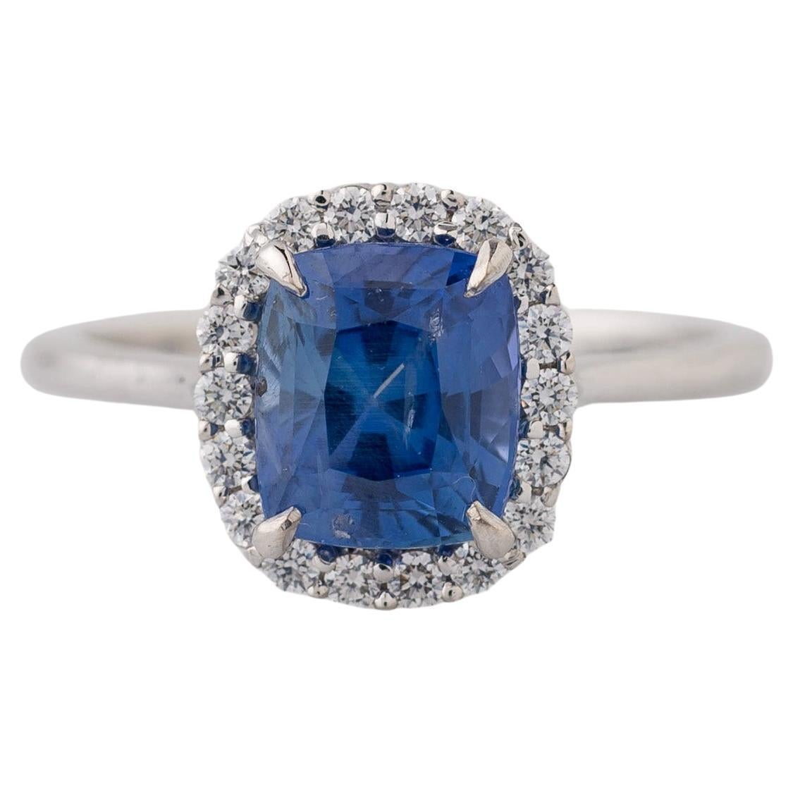 Im Angebot: GIA-zertifizierter 2,28 Karat Halo-Ring mit natürlichem Ceylon-Saphir und Diamant im Kissenschliff ()