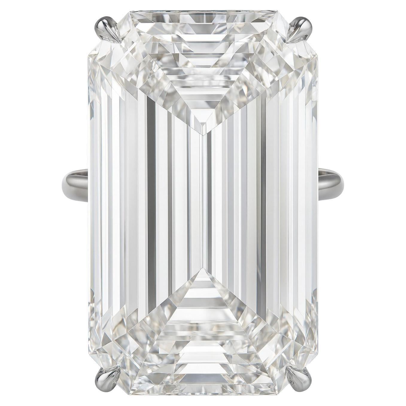 Anillo de platino con diamante talla esmeralda de 22.82 quilates certificado por el GIA