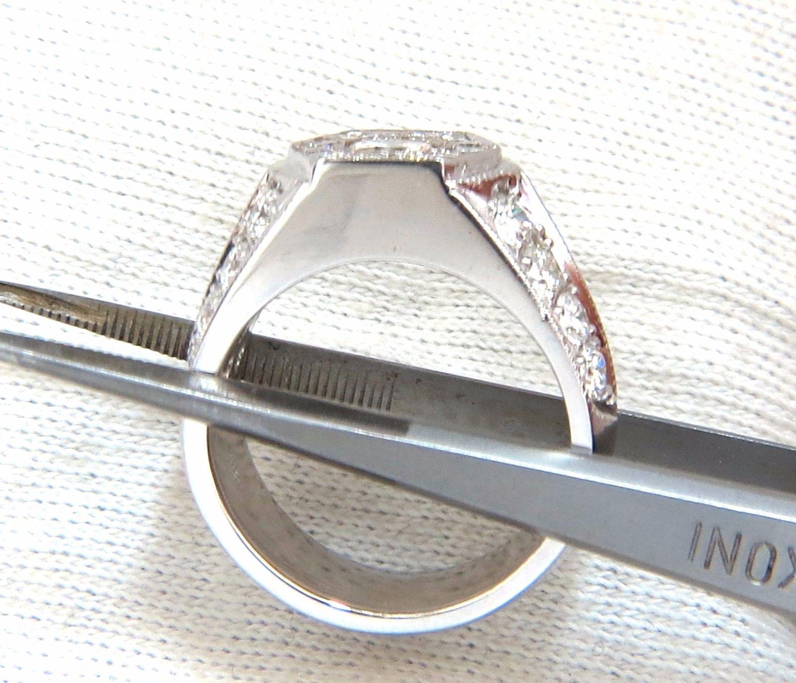Round Cut GIA Certified 2.29 Carat Natural Diamonds Men’s Ring 18 Karat Hexagon Deck For Sale