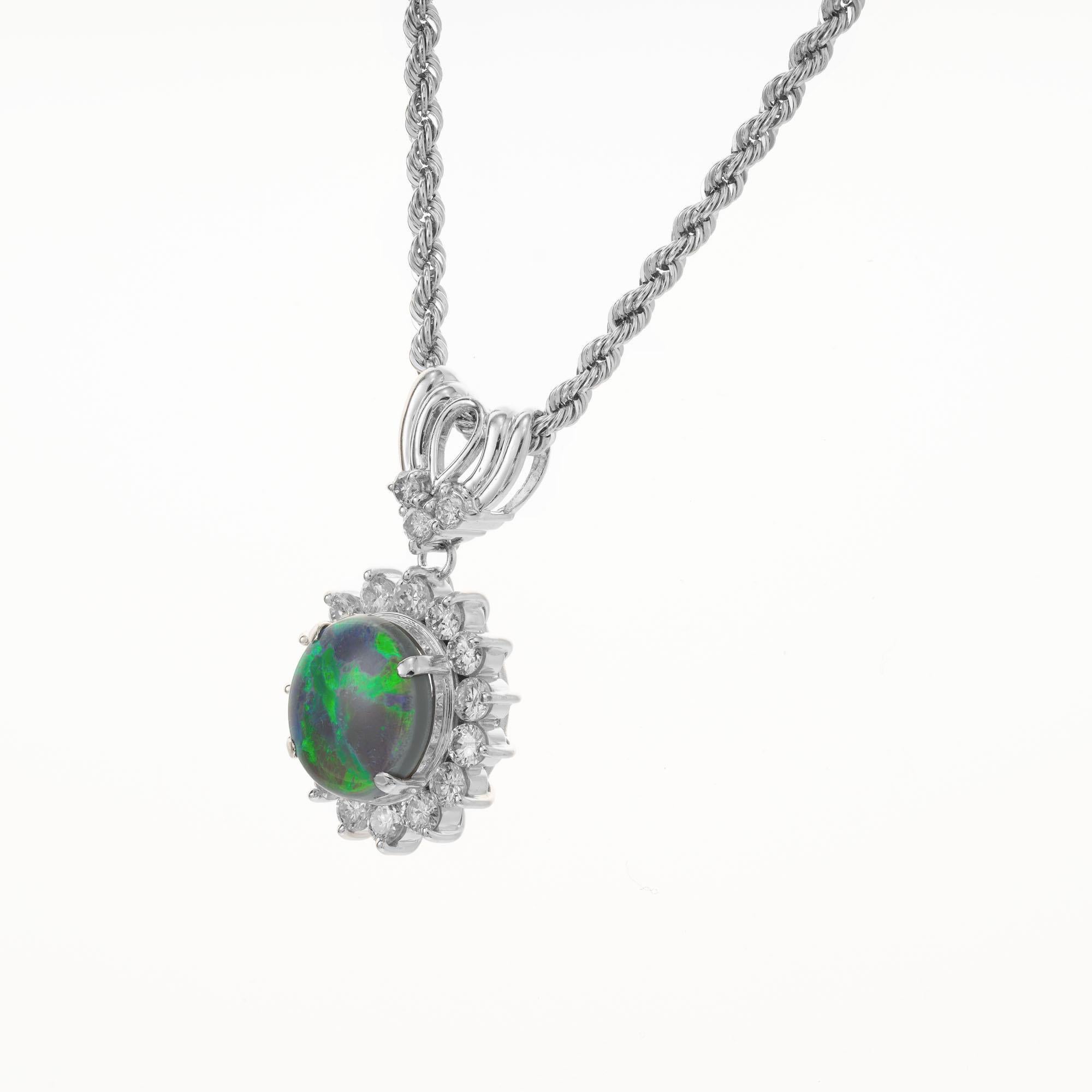 Opale naturelle non traitée de 2,28 carats, certifiée par le GIA, de couleur gris foncé avec des reflets verts et bleus, avec un halo de 18 diamants ronds de taille brillant. la chaîne de 18 pouces et l'anse sont également en platine. 

1 opale