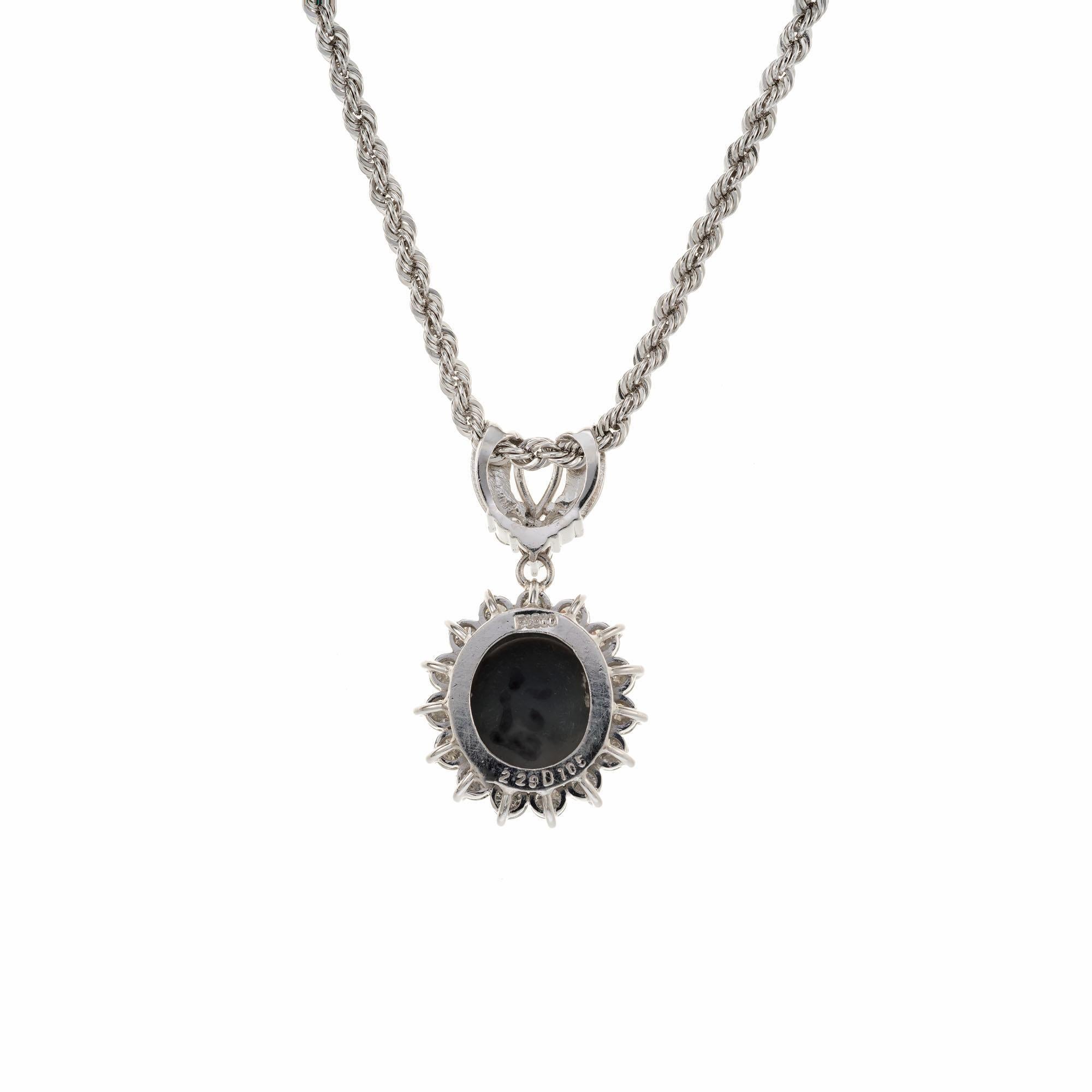 Collier pendentif en platine avec halo de diamants et opale de 2,29 carats certifiée par le GIA Excellent état - En vente à Stamford, CT