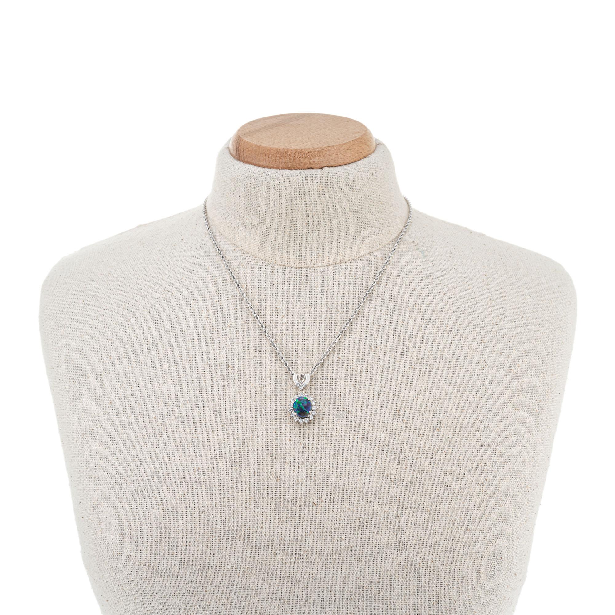 Collier pendentif en platine avec halo de diamants et opale de 2,29 carats certifiée par le GIA en vente 2