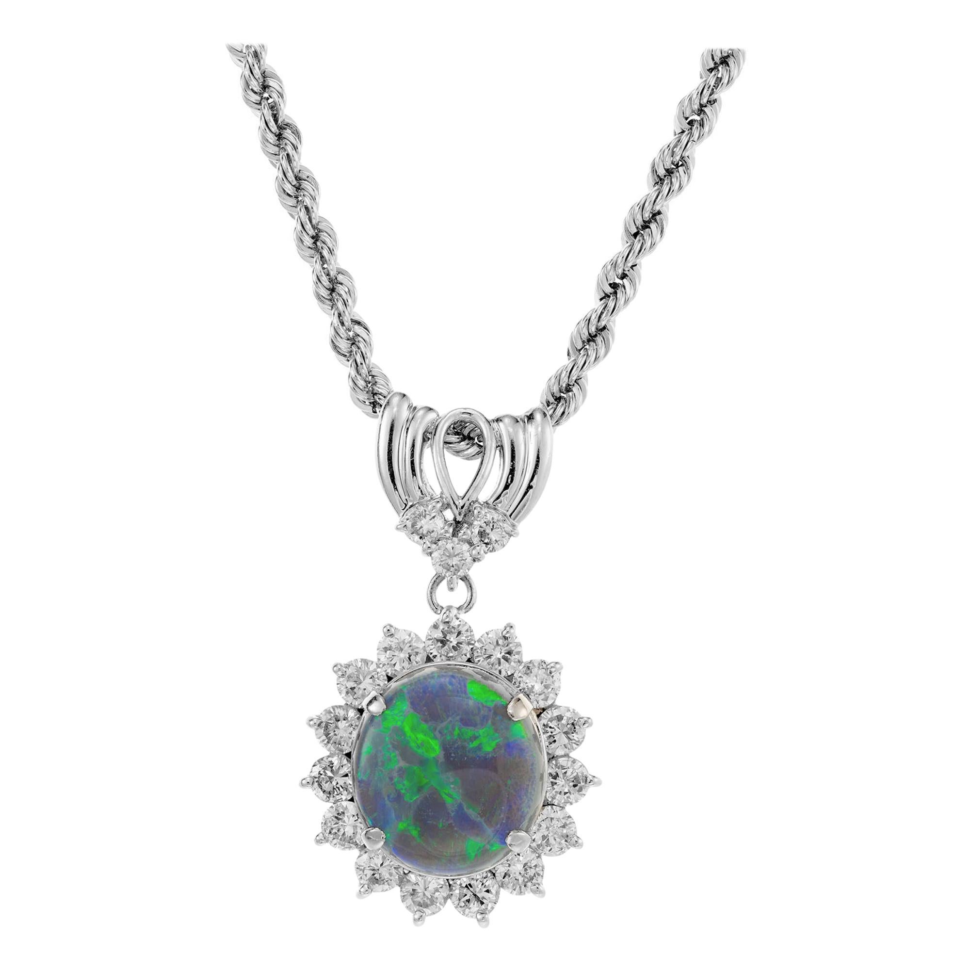 Collier pendentif en platine avec halo de diamants et opale de 2,29 carats certifiée par le GIA