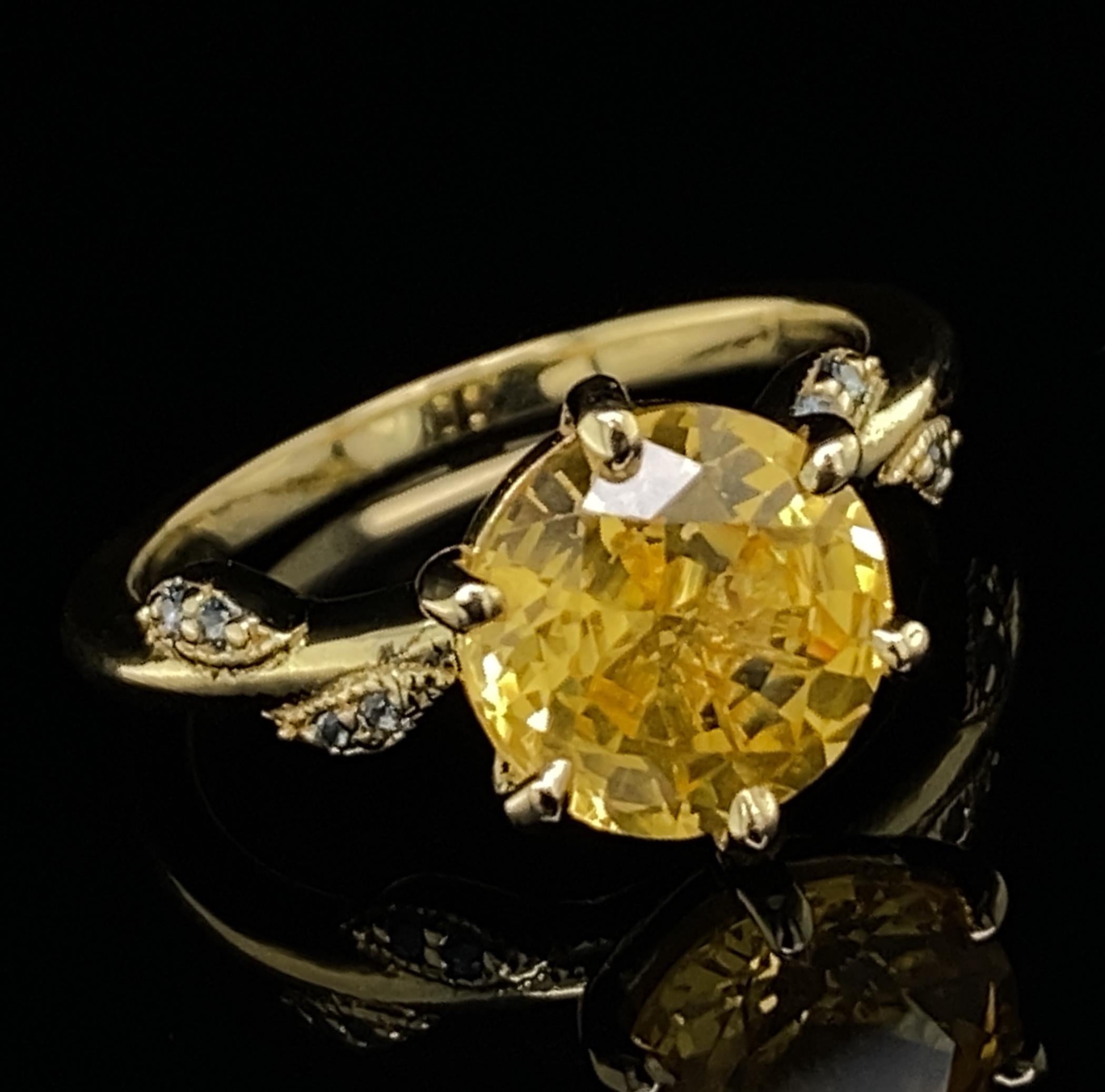 Contemporain Bague en or 18 carats avec saphir jaune de 2,29 carats certifié GIA et de minuscules saphirs en vente