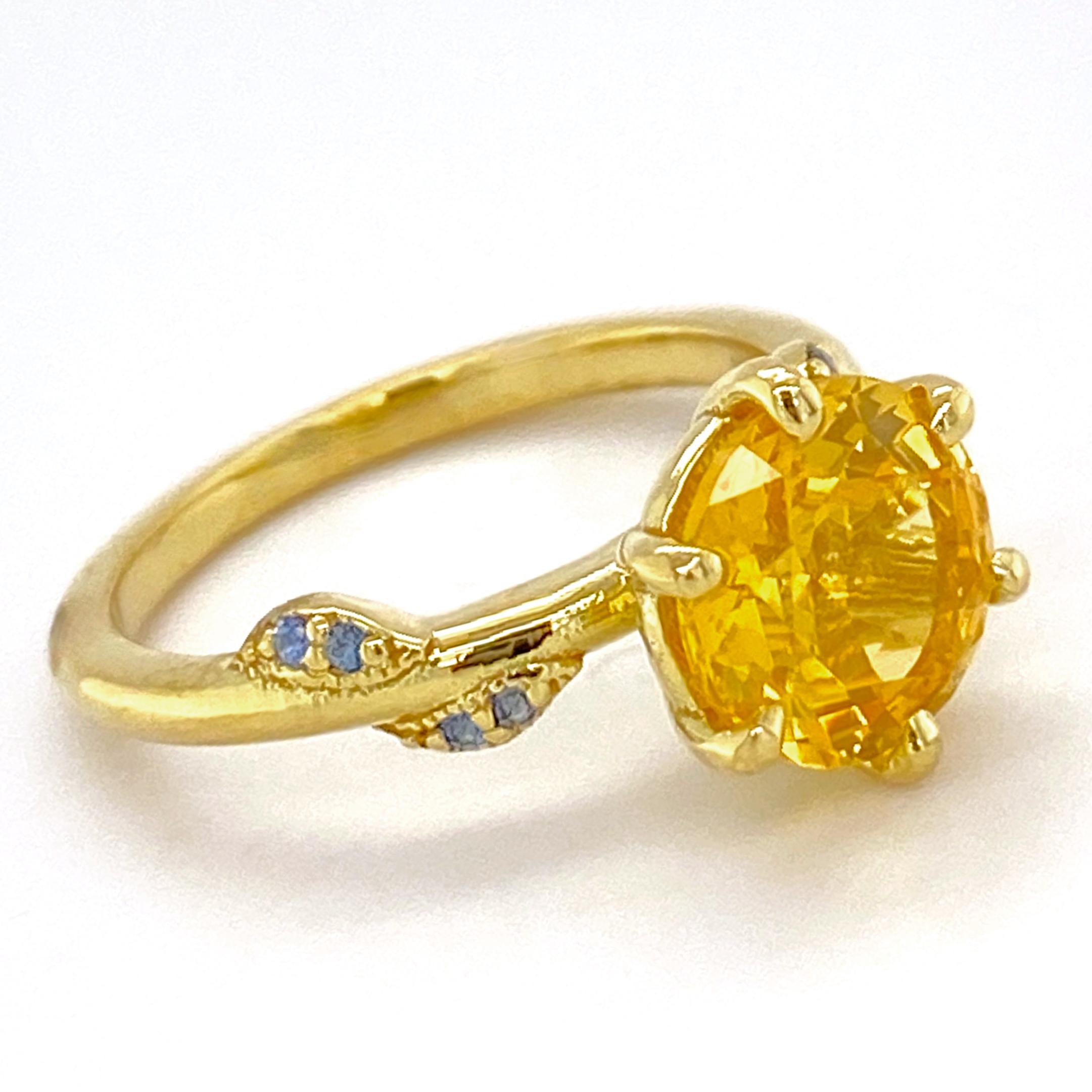 Bague en or 18 carats avec saphir jaune de 2,29 carats certifié GIA et de minuscules saphirs Neuf - En vente à Sherman Oaks, CA