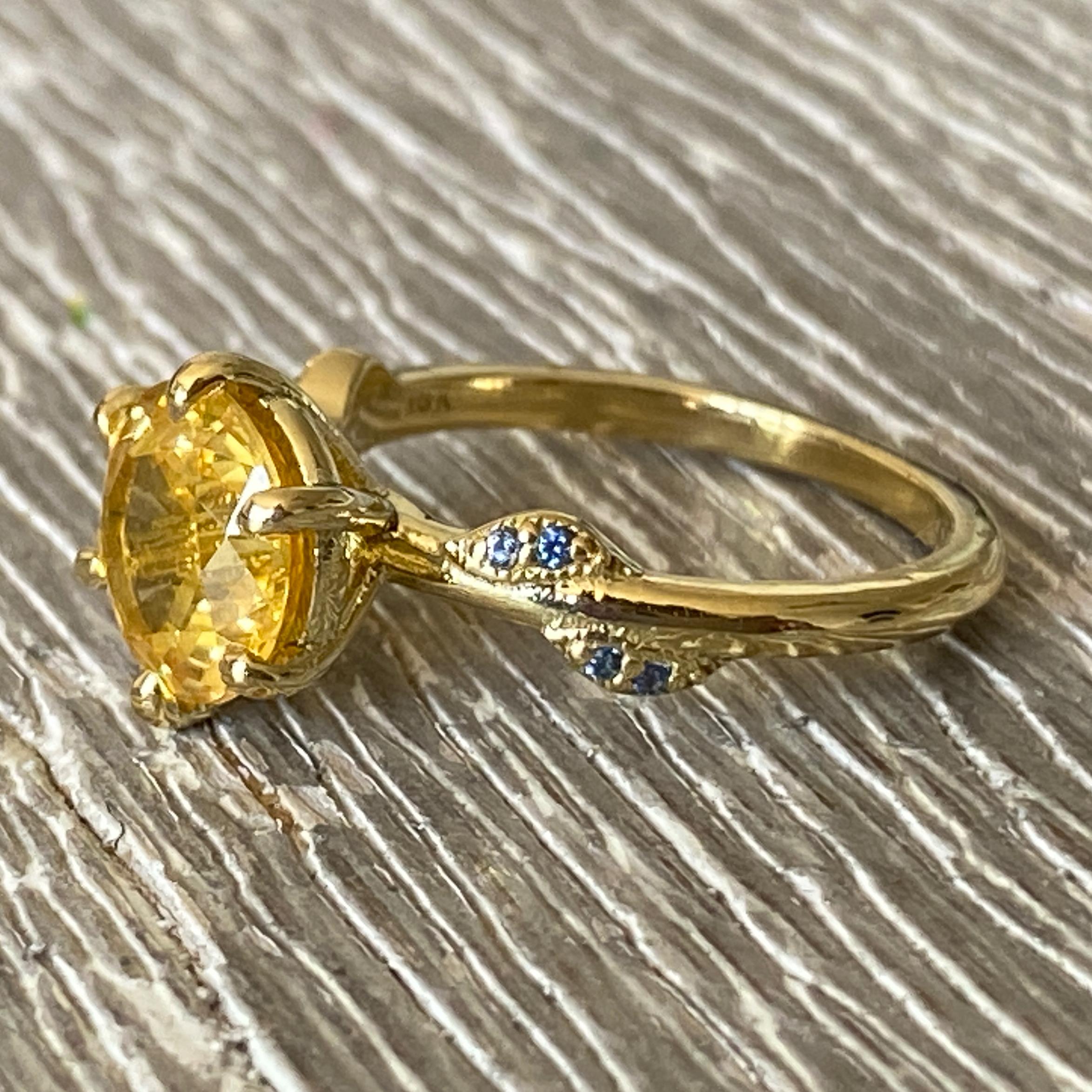 Contemporary GIA-Certified 2.29 Carat Yellow Sapphire Ring with Tiny Sapphires in 18K Gold For Sale