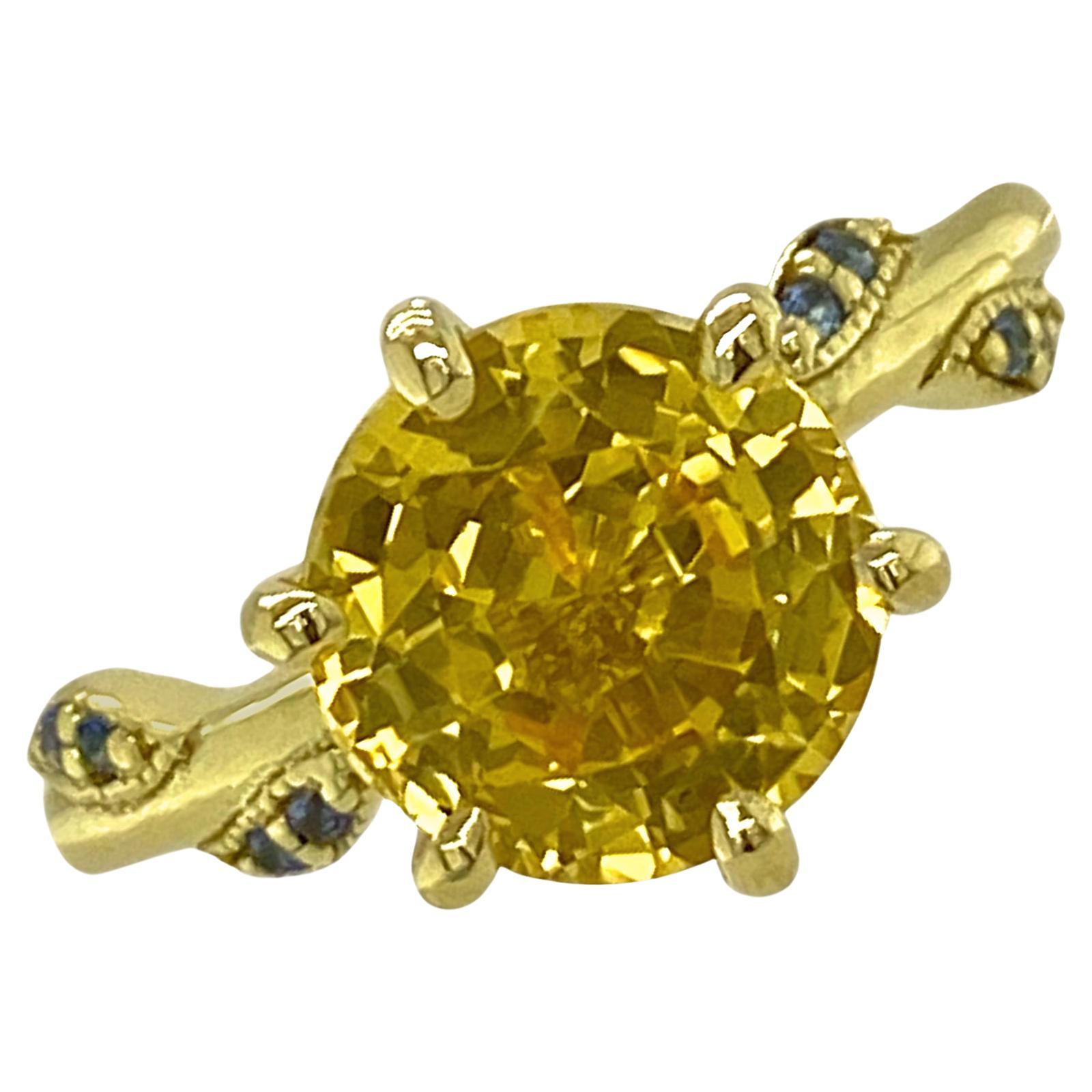 Bague en or 18 carats avec saphir jaune de 2,29 carats certifié GIA et de minuscules saphirs en vente