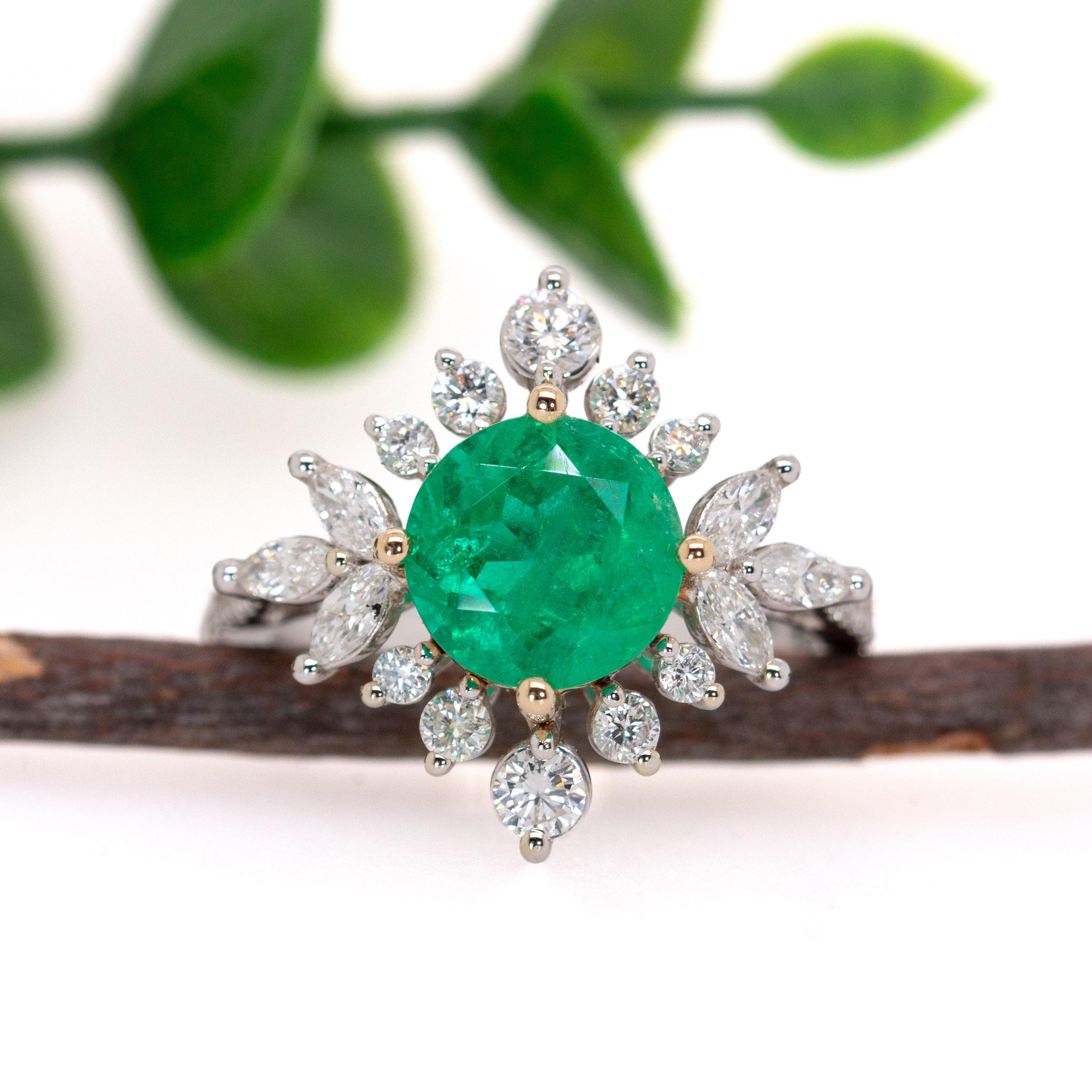 GIA-zertifizierter 2,2 Karat kolumbianischer Smaragdring mit natürlichen Diamantakzenten aus 14K Gold (Art déco) im Angebot
