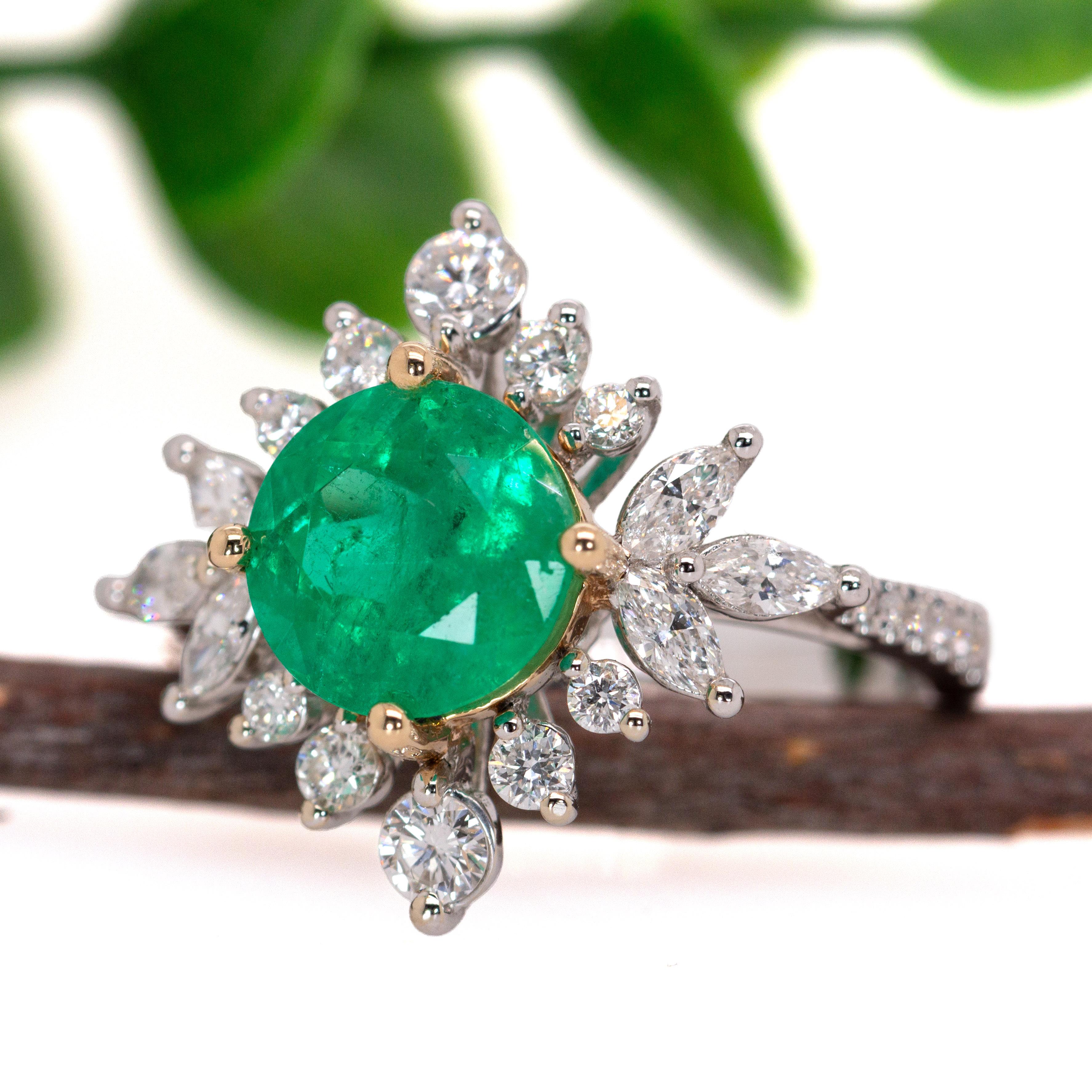 GIA-zertifizierter 2,2 Karat kolumbianischer Smaragdring mit natürlichen Diamantakzenten aus 14K Gold (Rundschliff) im Angebot